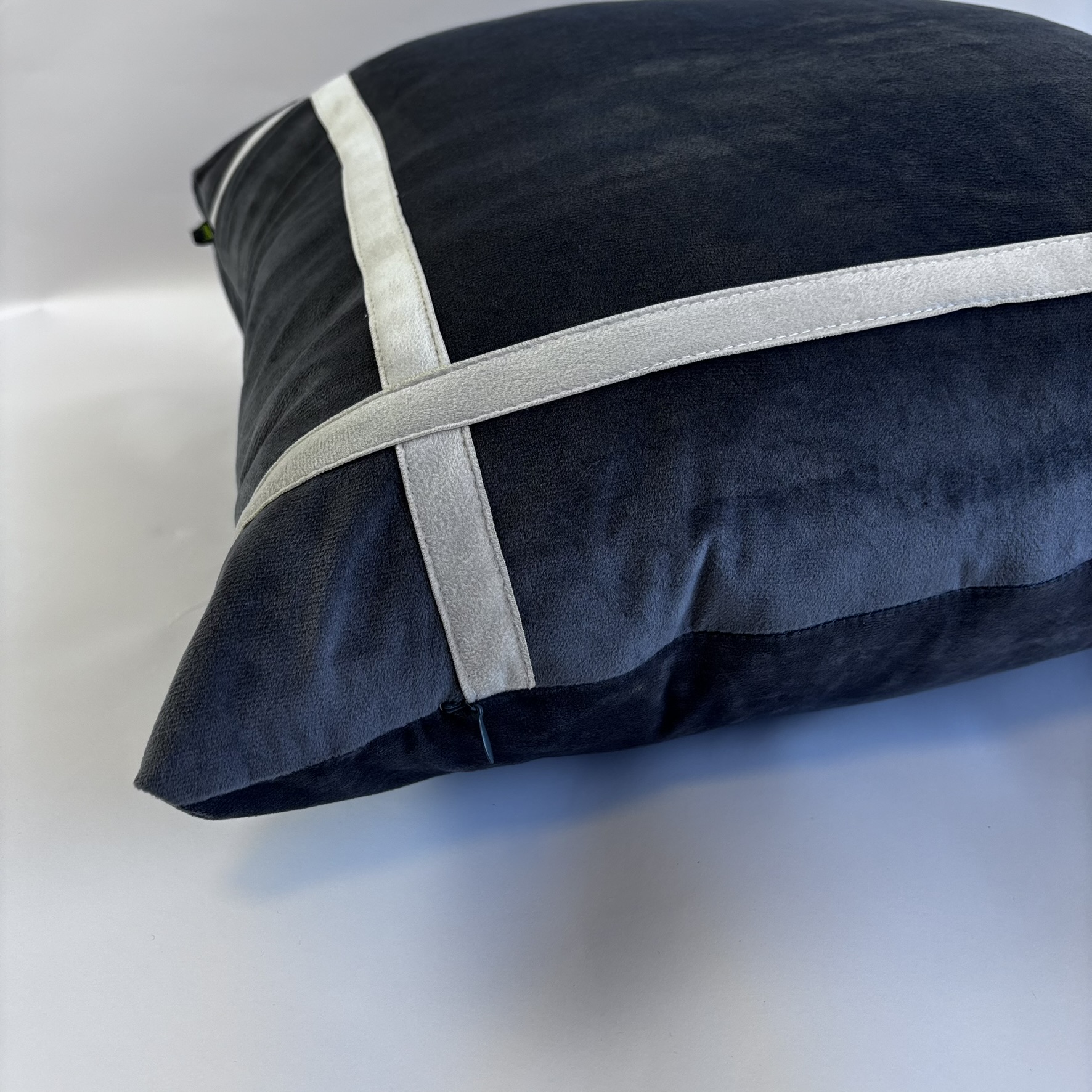 CAPA PARA ALMOFADA 50 X 50 CM  VELUDO SUEDE CINZA COM DETALHES EM VELUDO CRU