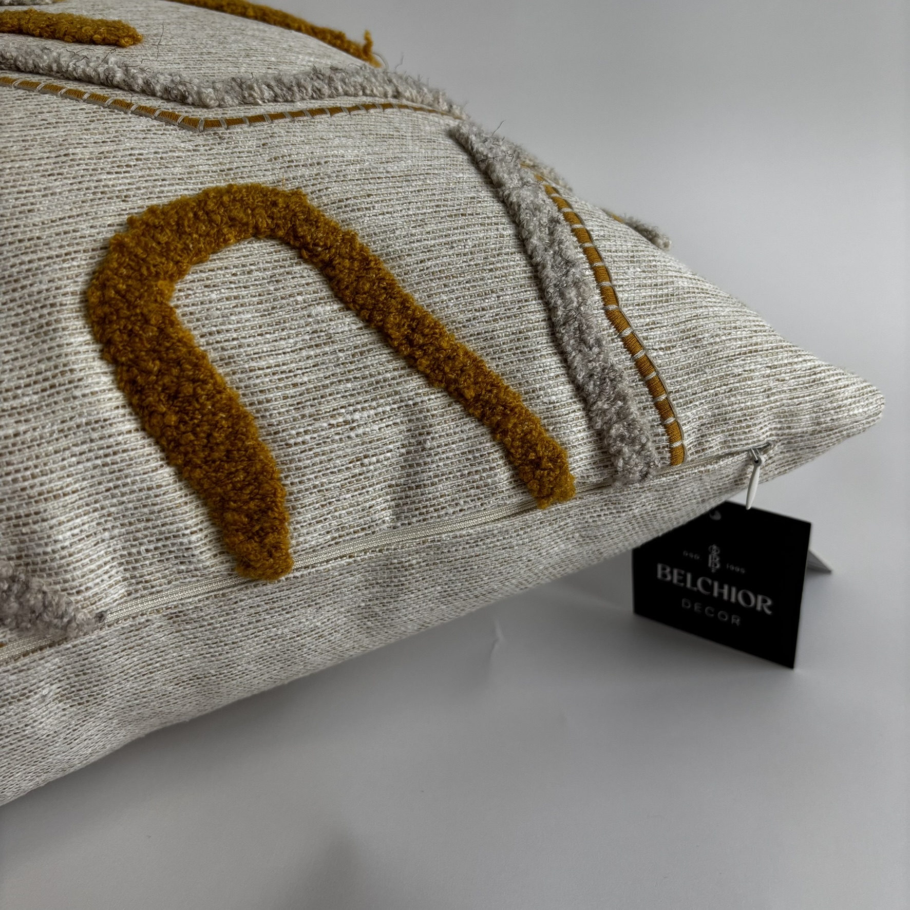CAPA PARA ALMOFADA 50 X 50 CM  TRAMADO BEGE CLARO COM APLIQUE BOUCLE  AMARELO E BEGE