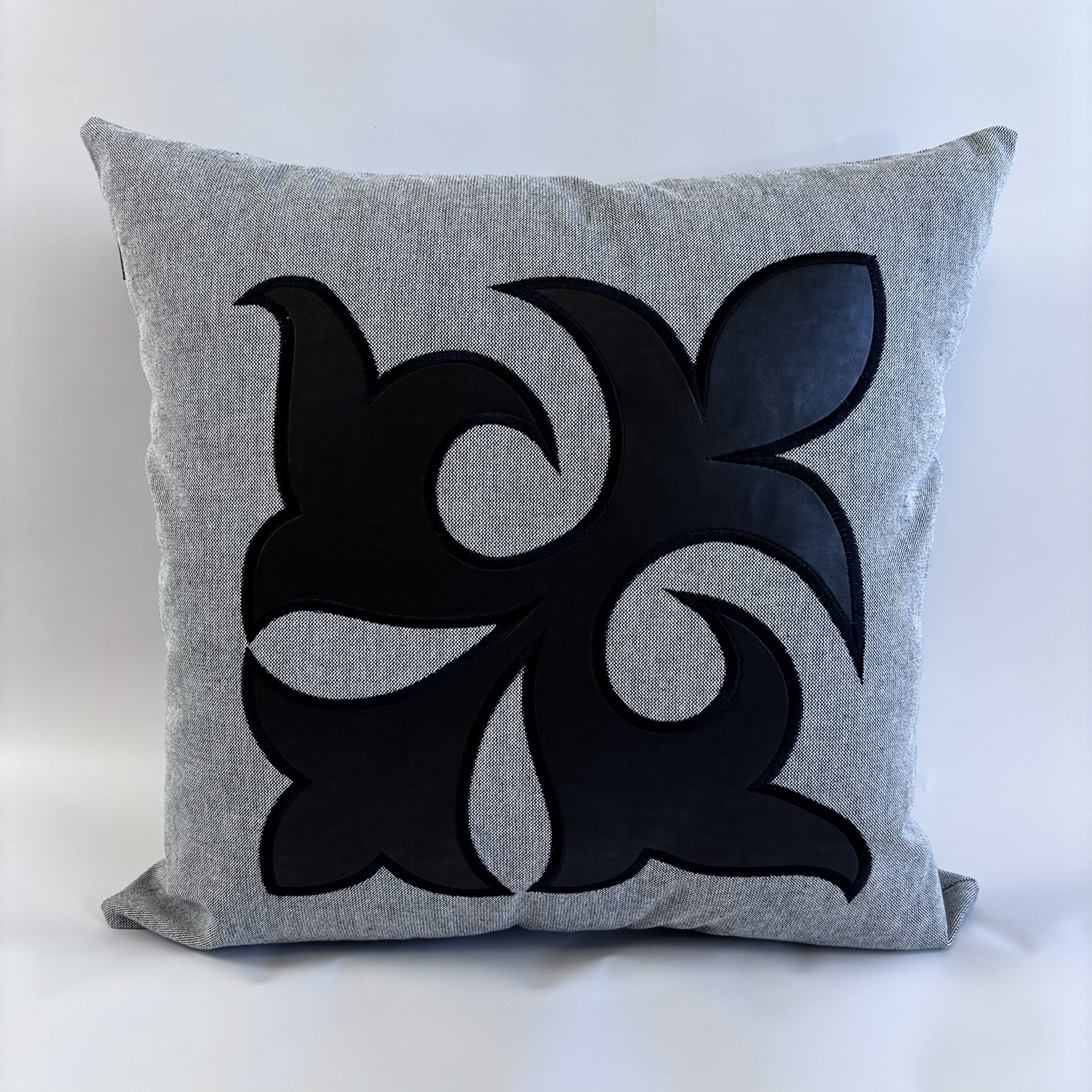 CAPA PARA ALMOFADA 50 X 50 CM  CINZA COM DETALHE EM COURO ECOLOGICO PRETO