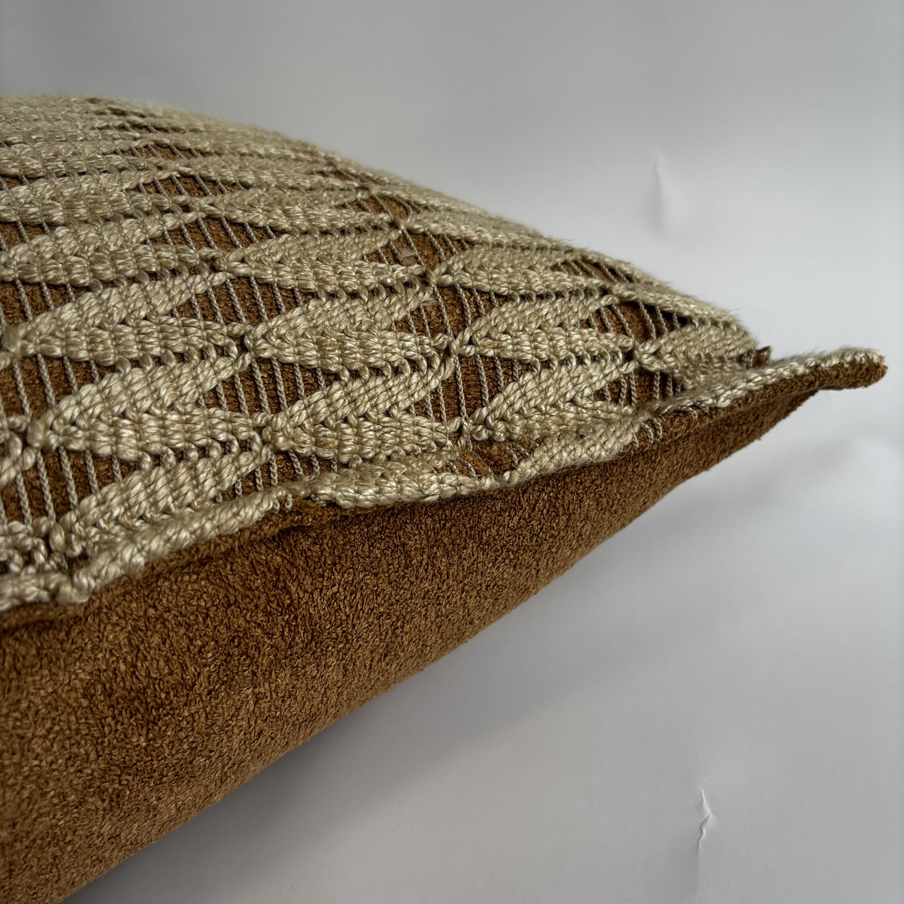 CAPA ALMOFADA CROCHE ESCAMA MOSTARDA 50X50