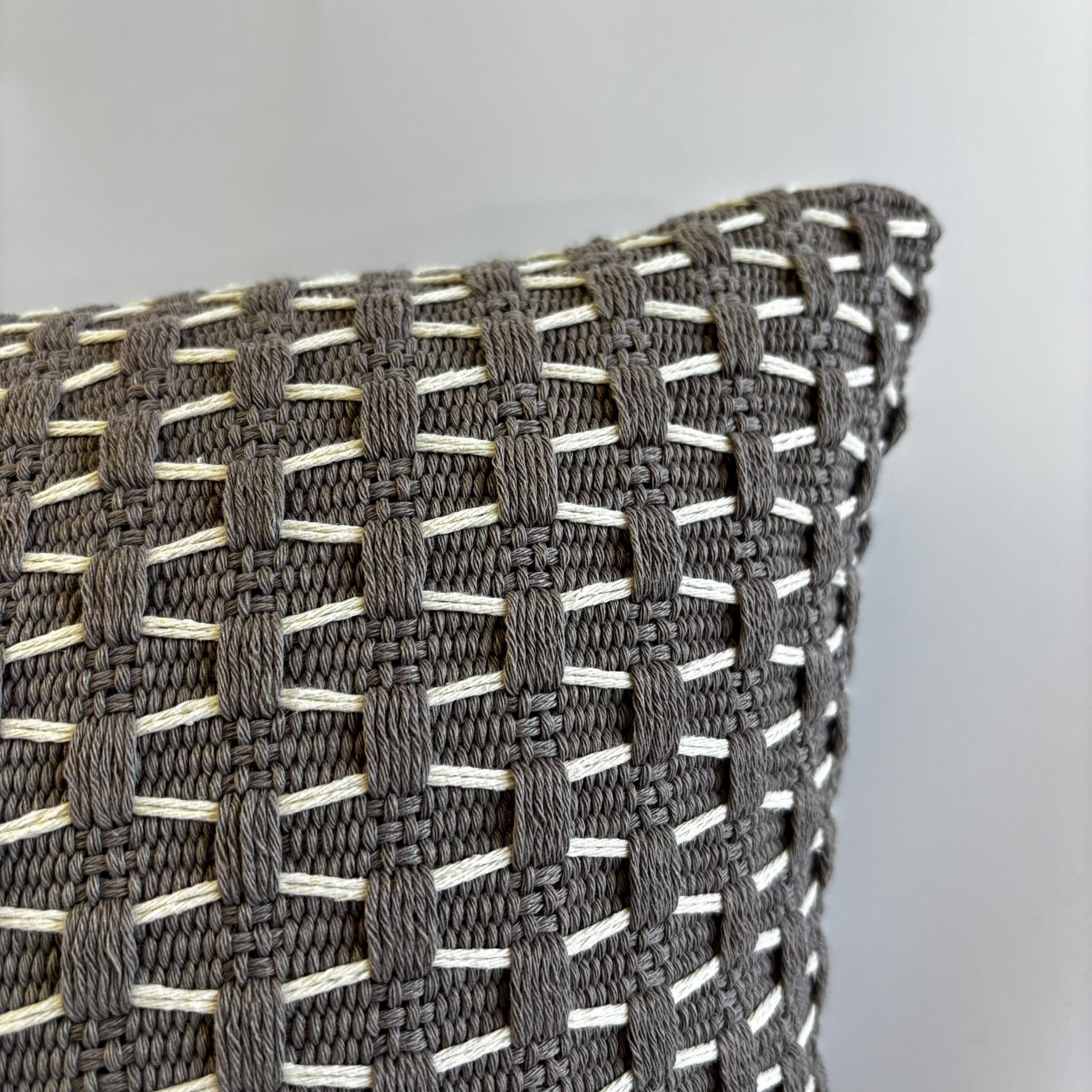 CAPA PARA ALMOFADA 50 X 50 CM LINHO CINZA COM DETALHE TRAMADO