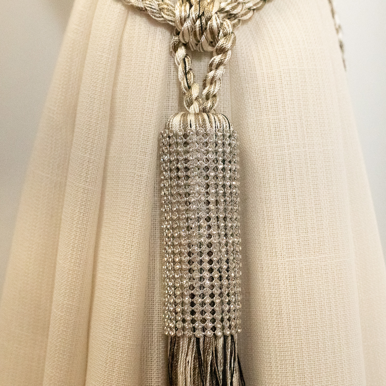 BRAÇADEIRA PARA CORTINA STRASS PRETO C/BEGE MESCLA 