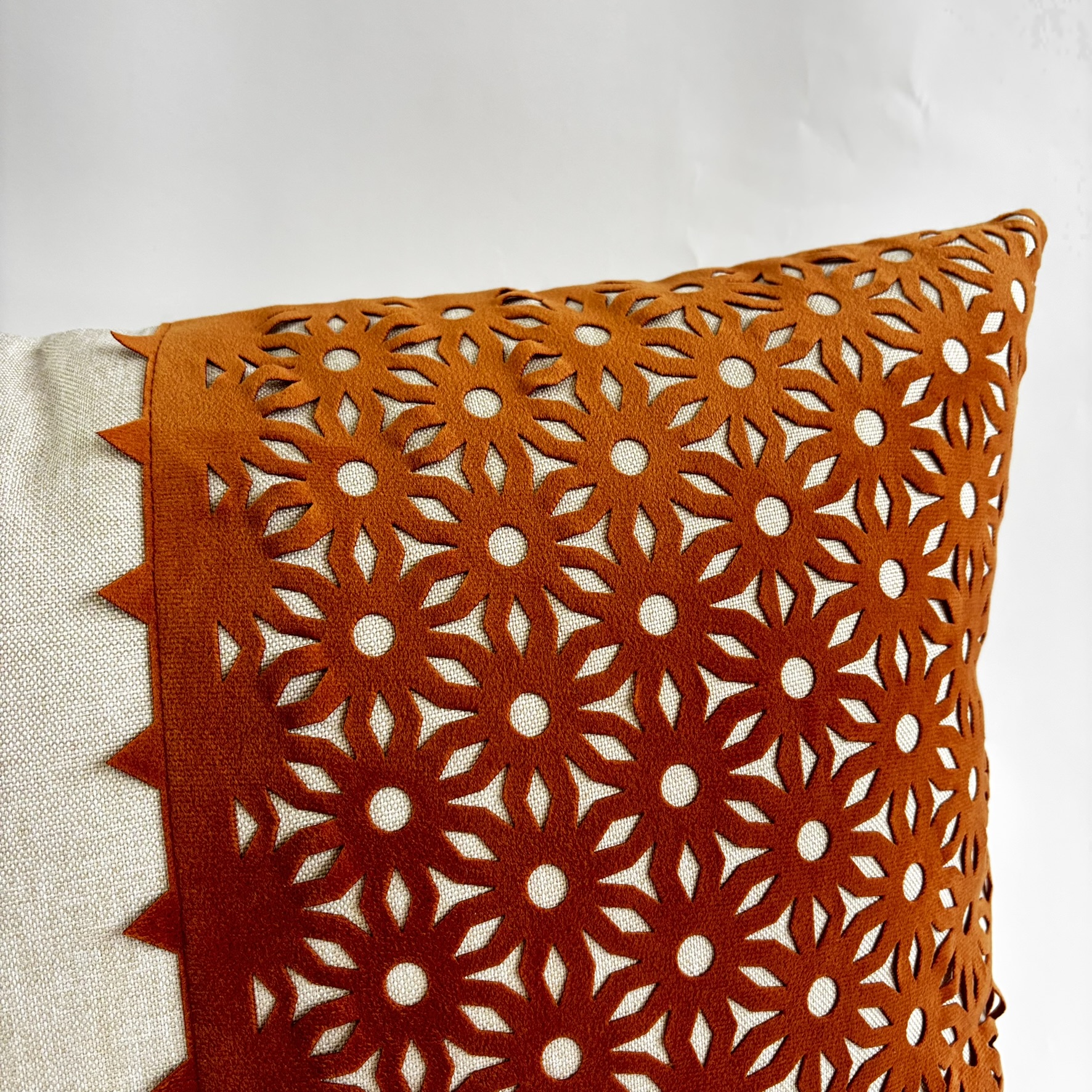 CAPA PARA ALMOFADA 50 X 50 CM LINHO BEGE COM DETALHE EM SUEDE CARAMELO COM CORTE A LASER