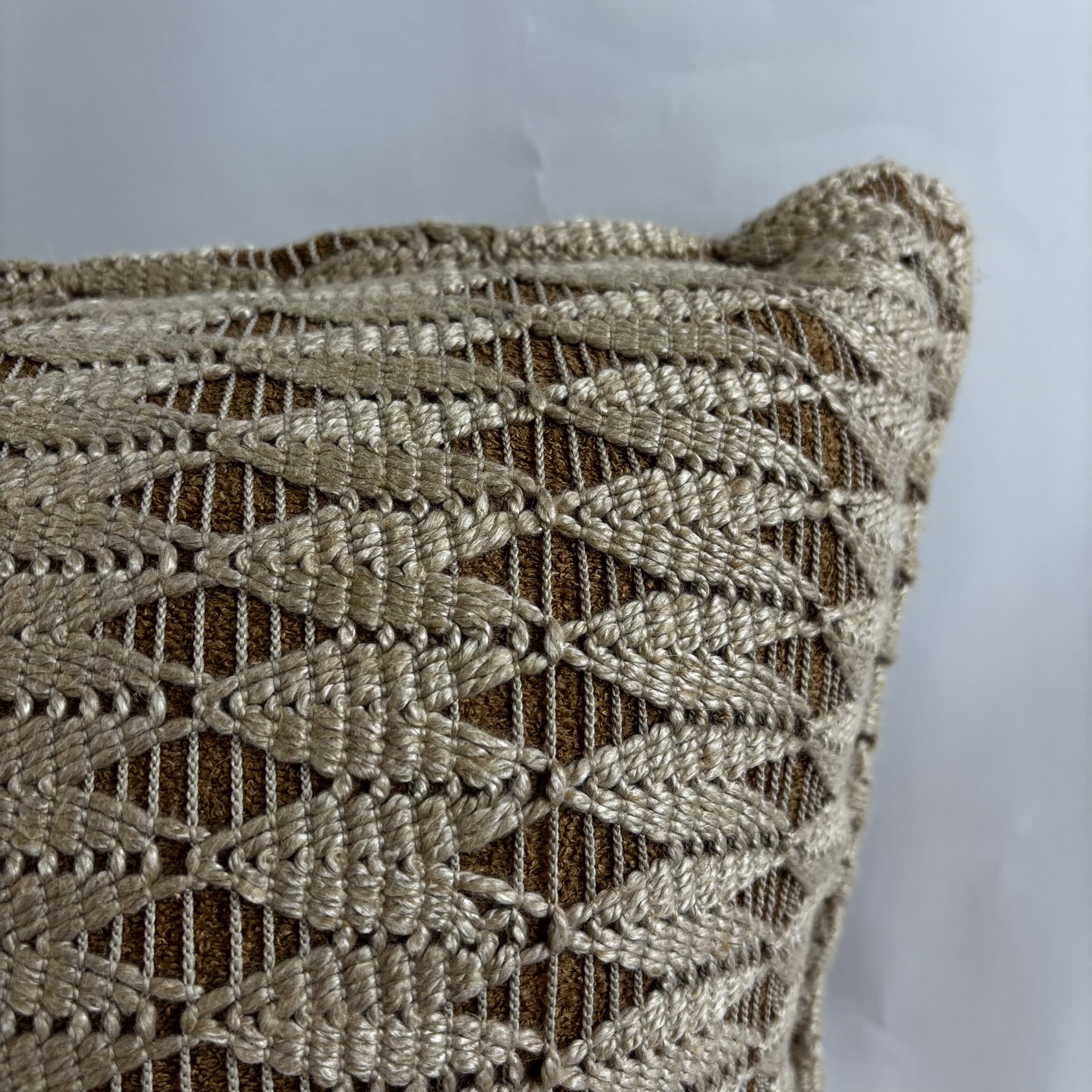CAPA ALMOFADA CROCHE ESCAMA MOSTARDA 50X50