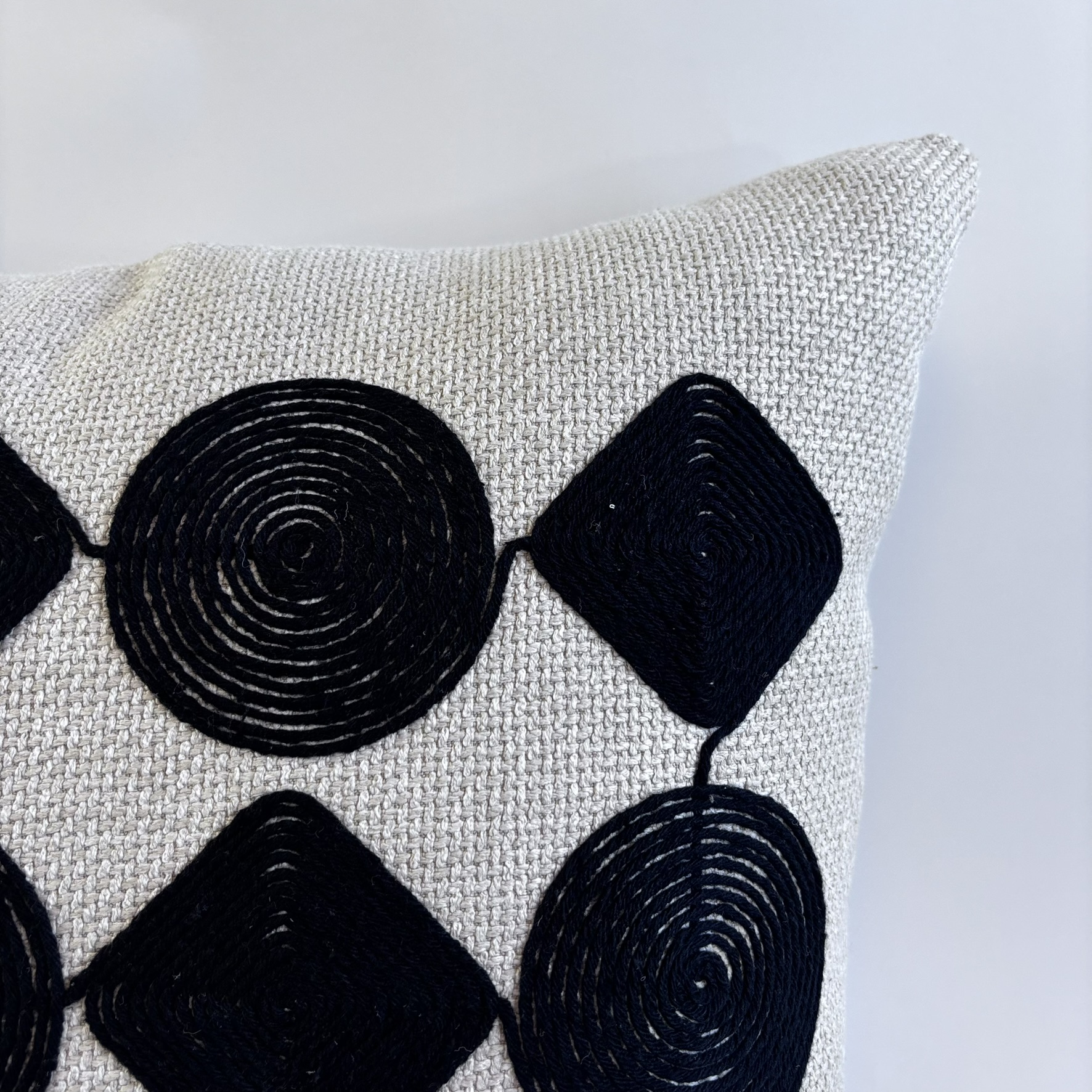 CAPA PARA ALMOFADA 50 X 50 CM  TRAMADO BEGE CLARO COM BORDADO  PRETO