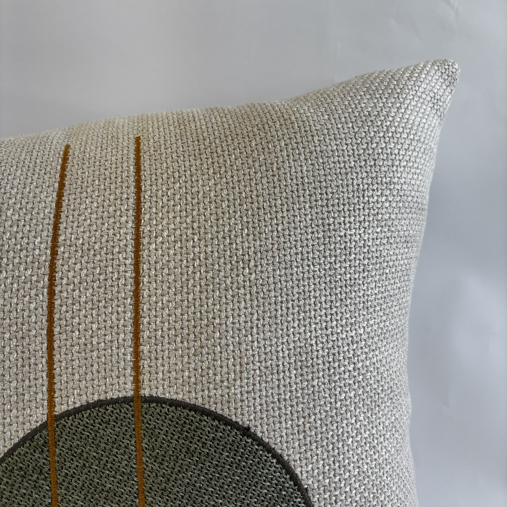 CAPA PARA ALMOFADA 50 X 50 CM  TRAMADO BEGE CLARO COM BORDADO CIRCULO VERDE E CARAMELO