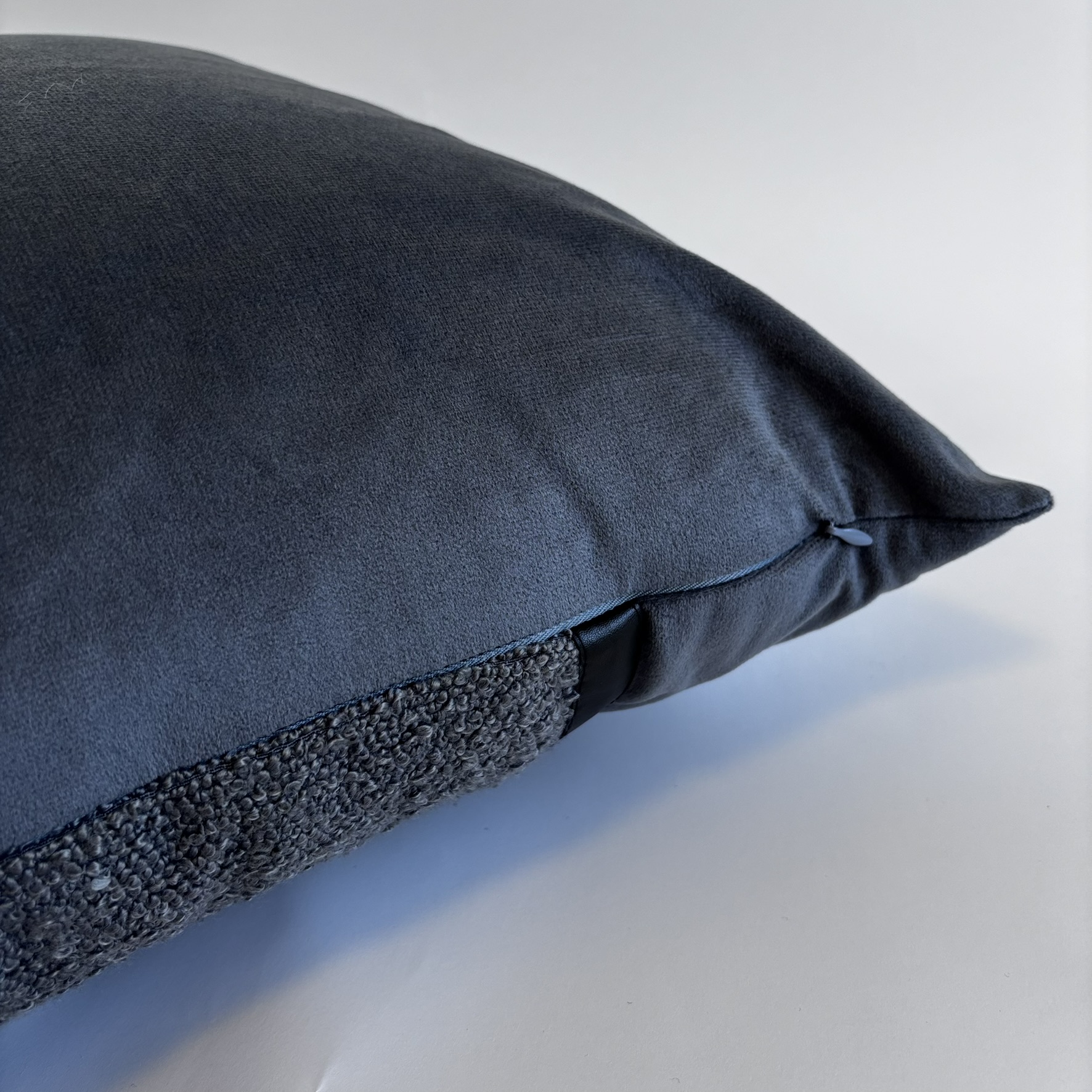 CAPA PARA ALMOFADA 50 X 50 CM  VELUDO SUEDE CINZA COM DETALHES EM BOUCLÊ