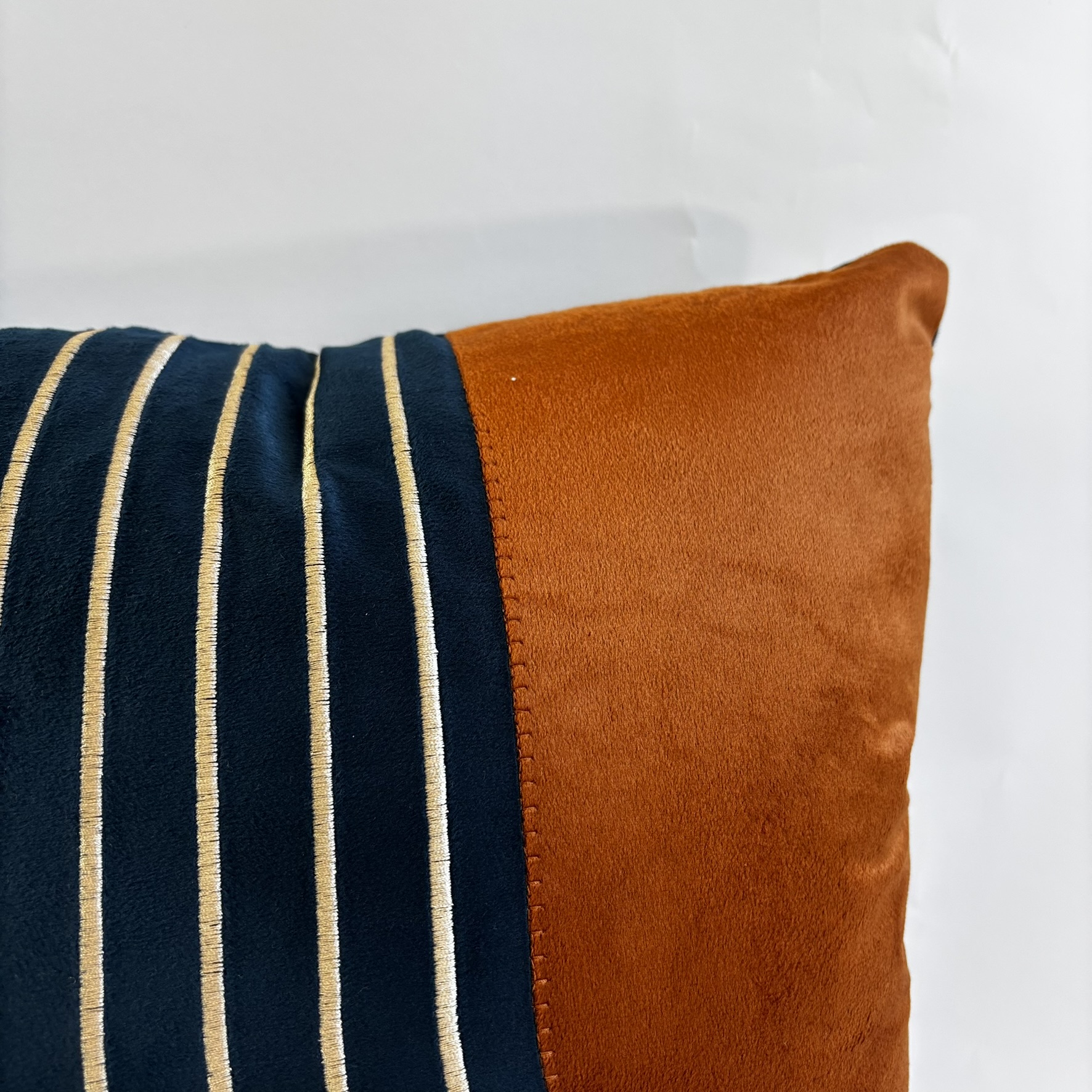 CAPA PARA ALMOFADA 50 X 50 CM  VELUDO SUEDE AZUL E CARAMELO