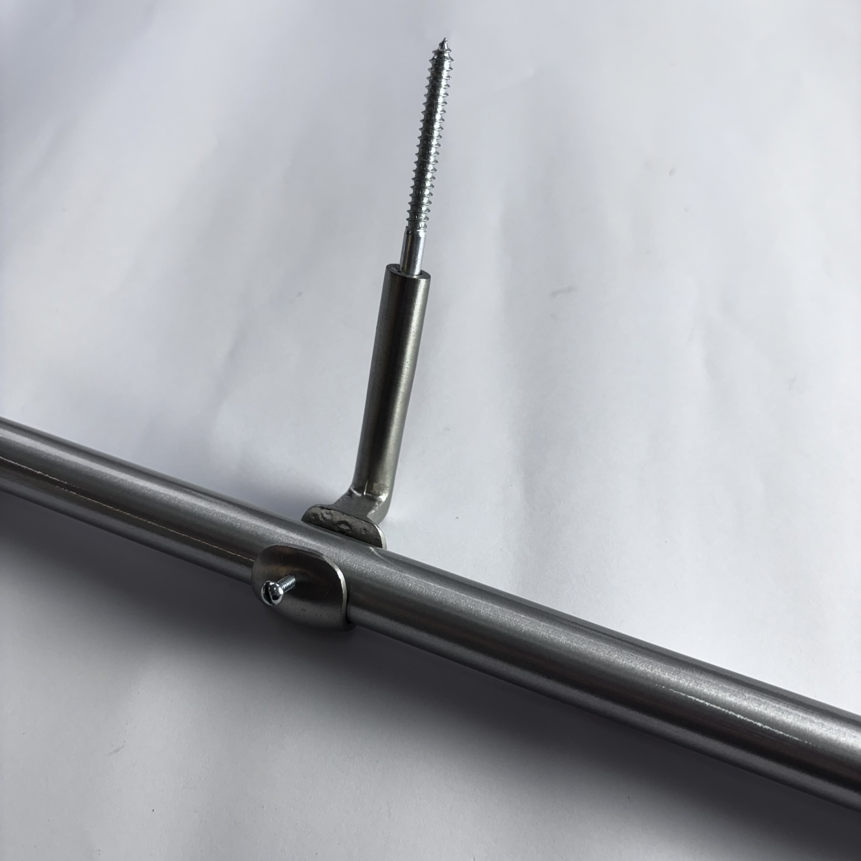 SUPORTE DE TETO PARA VARAO DE CORTINA COM  19mm  ILHOS - AÇO ESCOVADO
