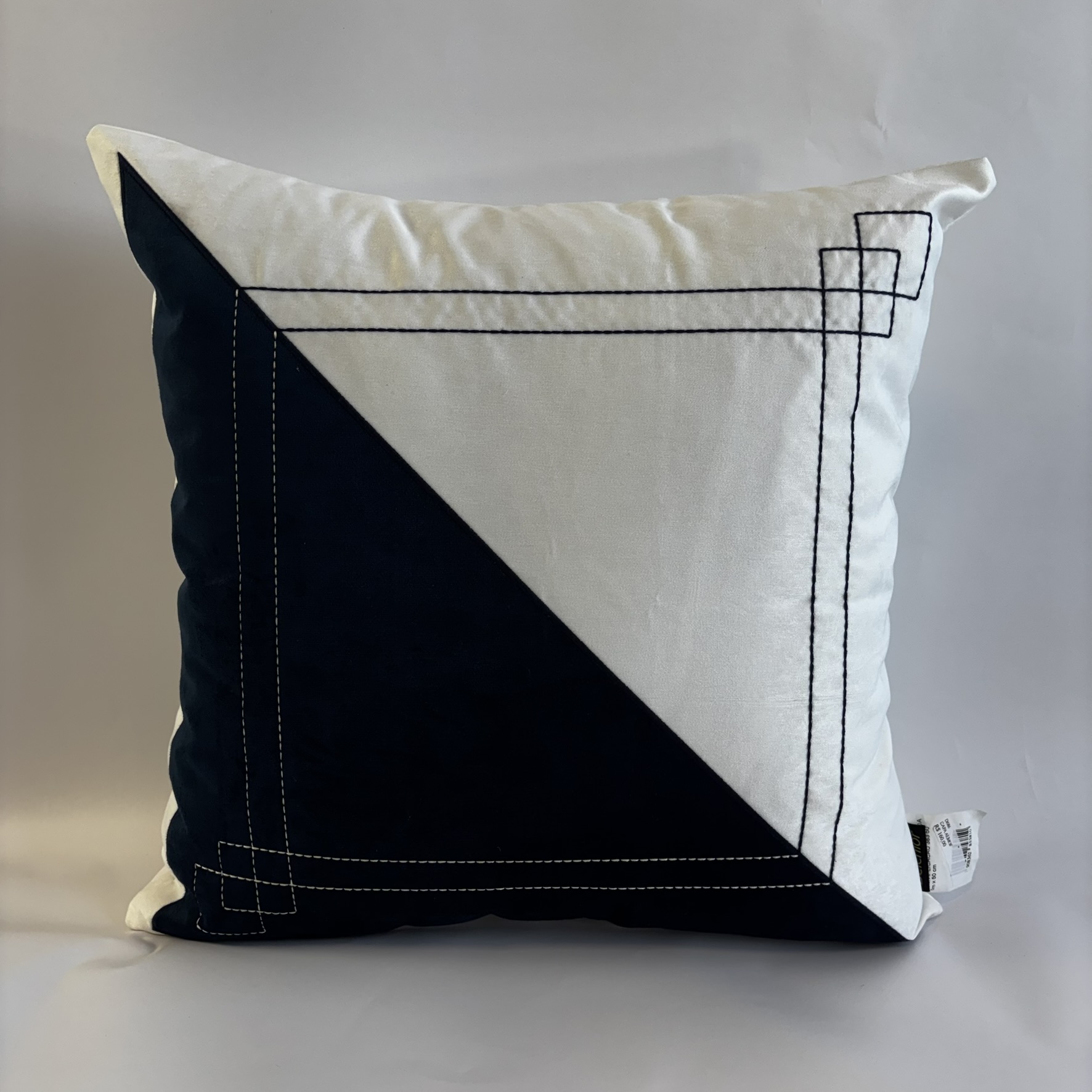 CAPA PARA ALMOFADA 50 X 50 CM SHANTUNG BRANCO COM APLIQUE AZUL MARINHO 