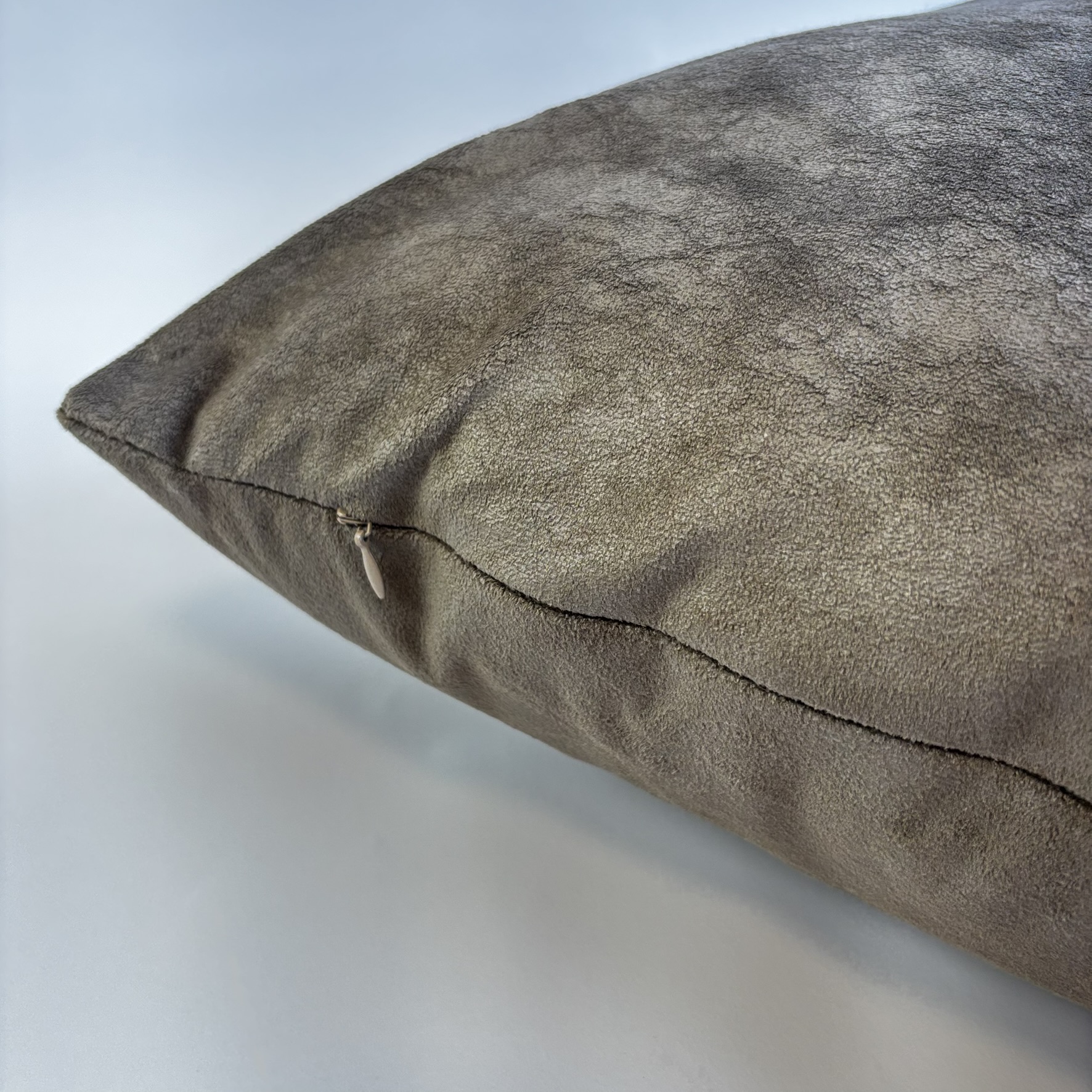 CAPA PARA ALMOFADA 50 X 50 CM  SUEDE ESTONADA MARROM