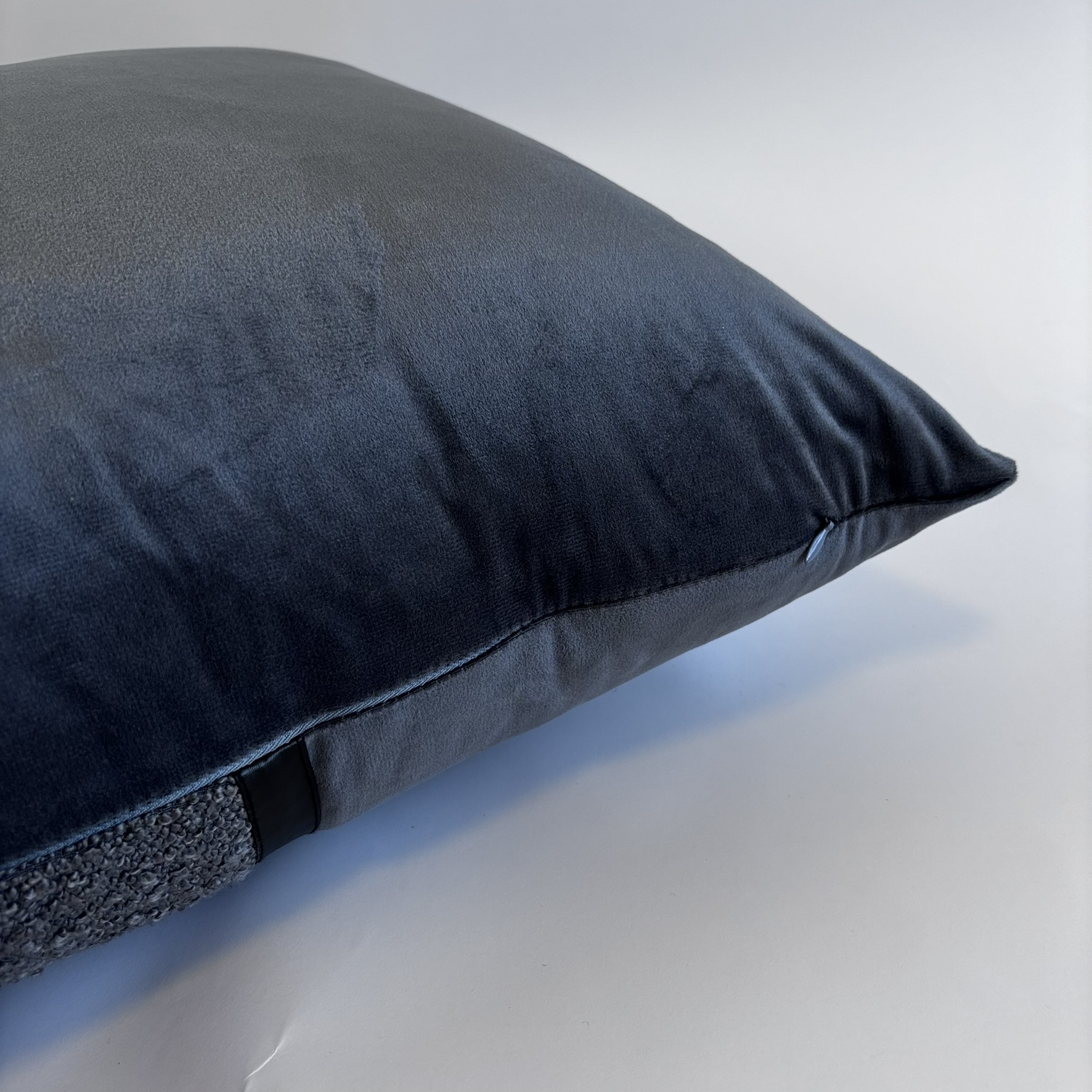 CAPA PARA ALMOFADA 50 X 50 CM  VELUDO SUEDE CINZA COM DETALHES EM BOUCLÊ