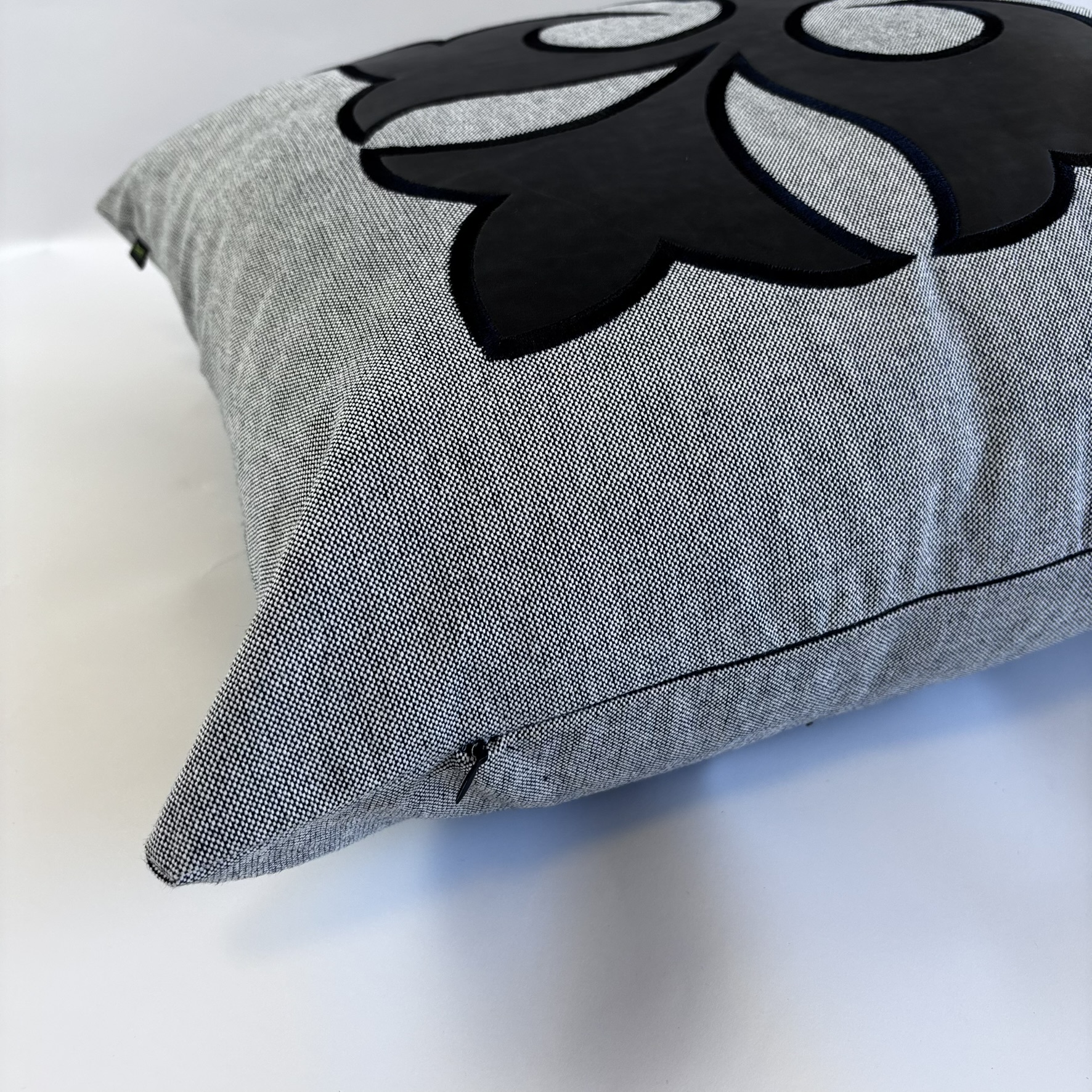 CAPA PARA ALMOFADA 50 X 50 CM  CINZA COM DETALHE EM COURO ECOLOGICO PRETO