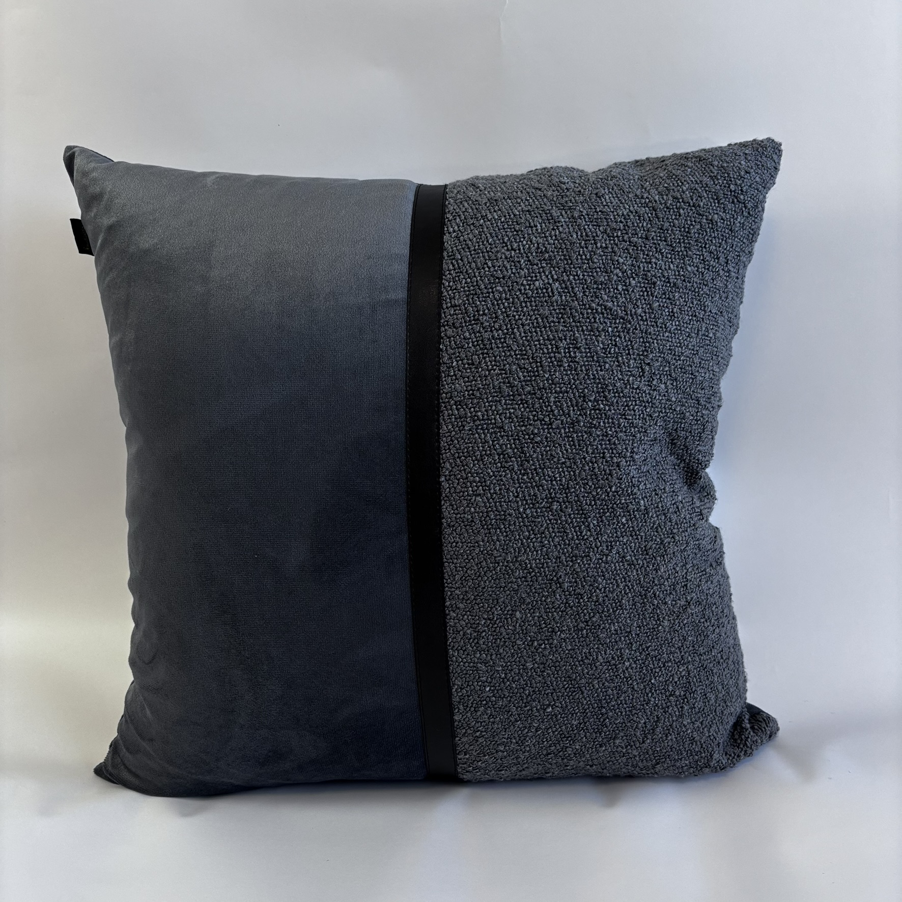 CAPA PARA ALMOFADA 50 X 50 CM  VELUDO SUEDE CINZA COM DETALHES EM BOUCLÊ