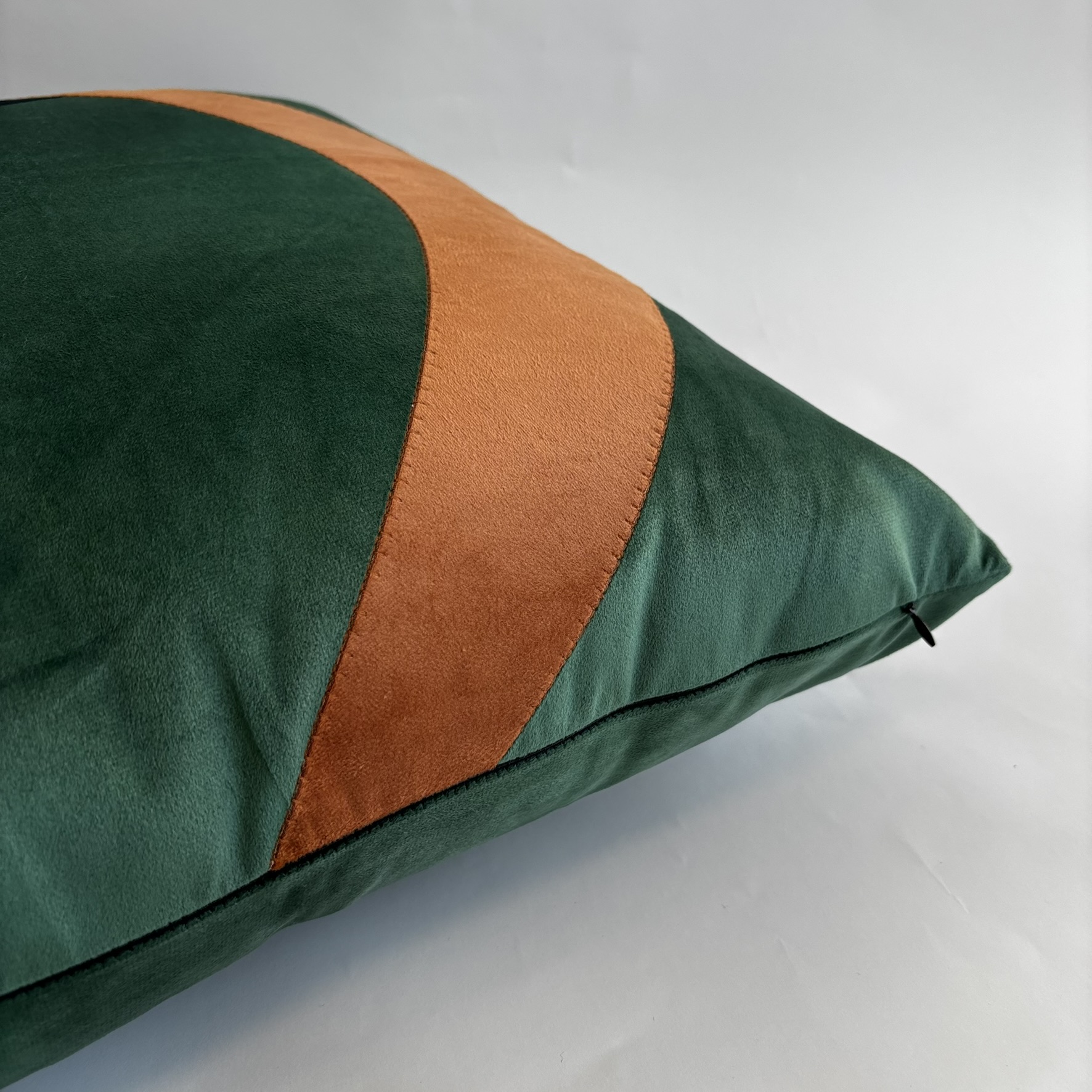 CAPA PARA ALMOFADA 50 X 50 CM  VELUDO SUEDE VERDE AZUL E CARAMELO