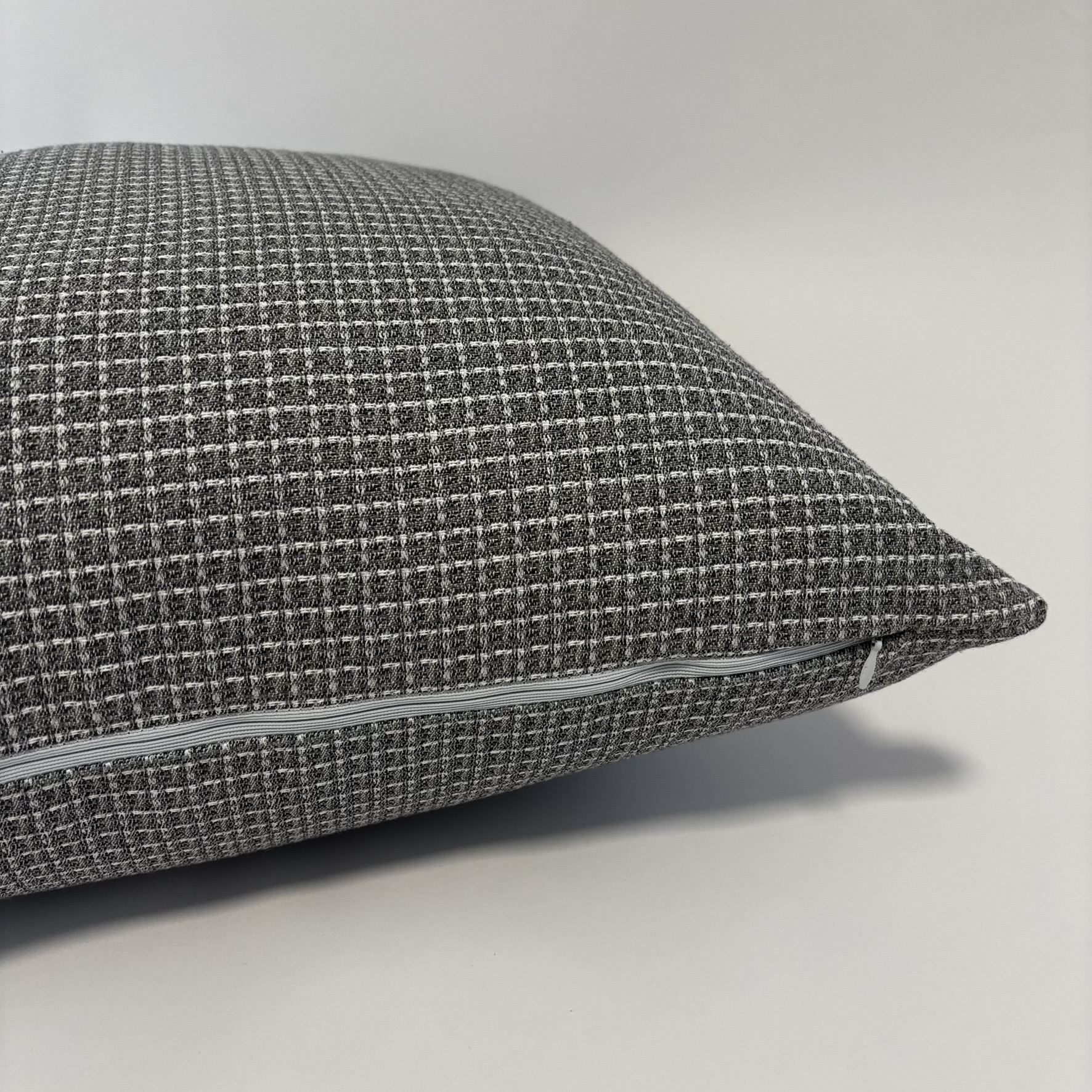 CAPA PARA ALMOFADA 50 X 50 CM  TECIDO CINZA QUADRICULADO MARFIM