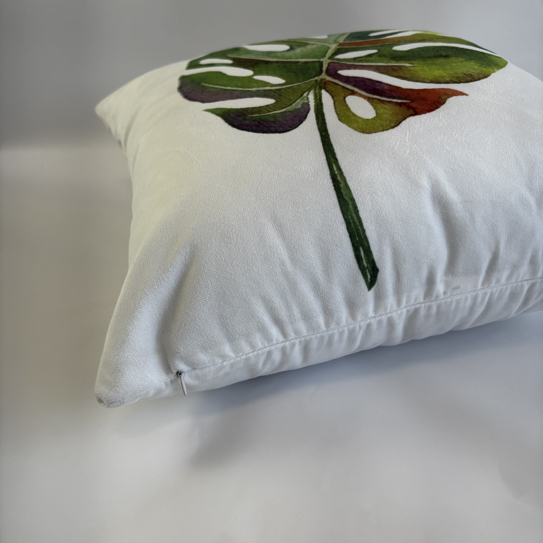 CAPA PARA ALMOFADA 50 X 50 CM  BRANCA COM ESTAMPA FLORAL