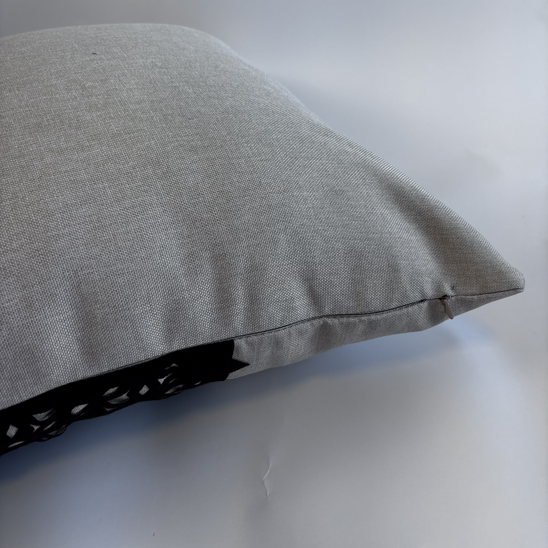 CAPA PARA ALMOFADA 50 X 50 CM LINHO BEGE COM DETALHE EM SUEDE PRETO COM CORTE A LASER
