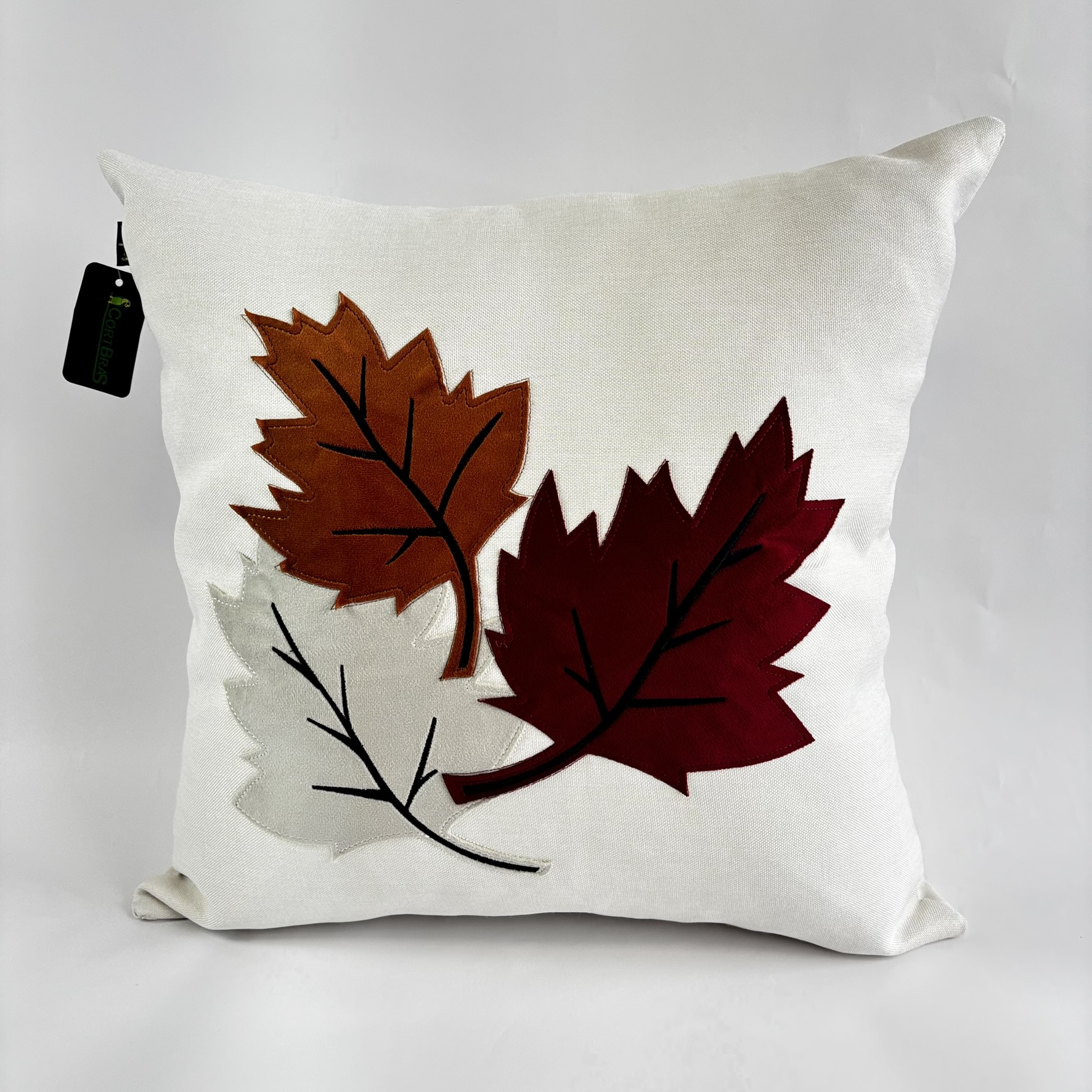CAPA PARA ALMOFADA 50 X 50 CM  MARFIM COM APLIQUES FOLHAS PLÁTANO CEREJA E CARAMELO