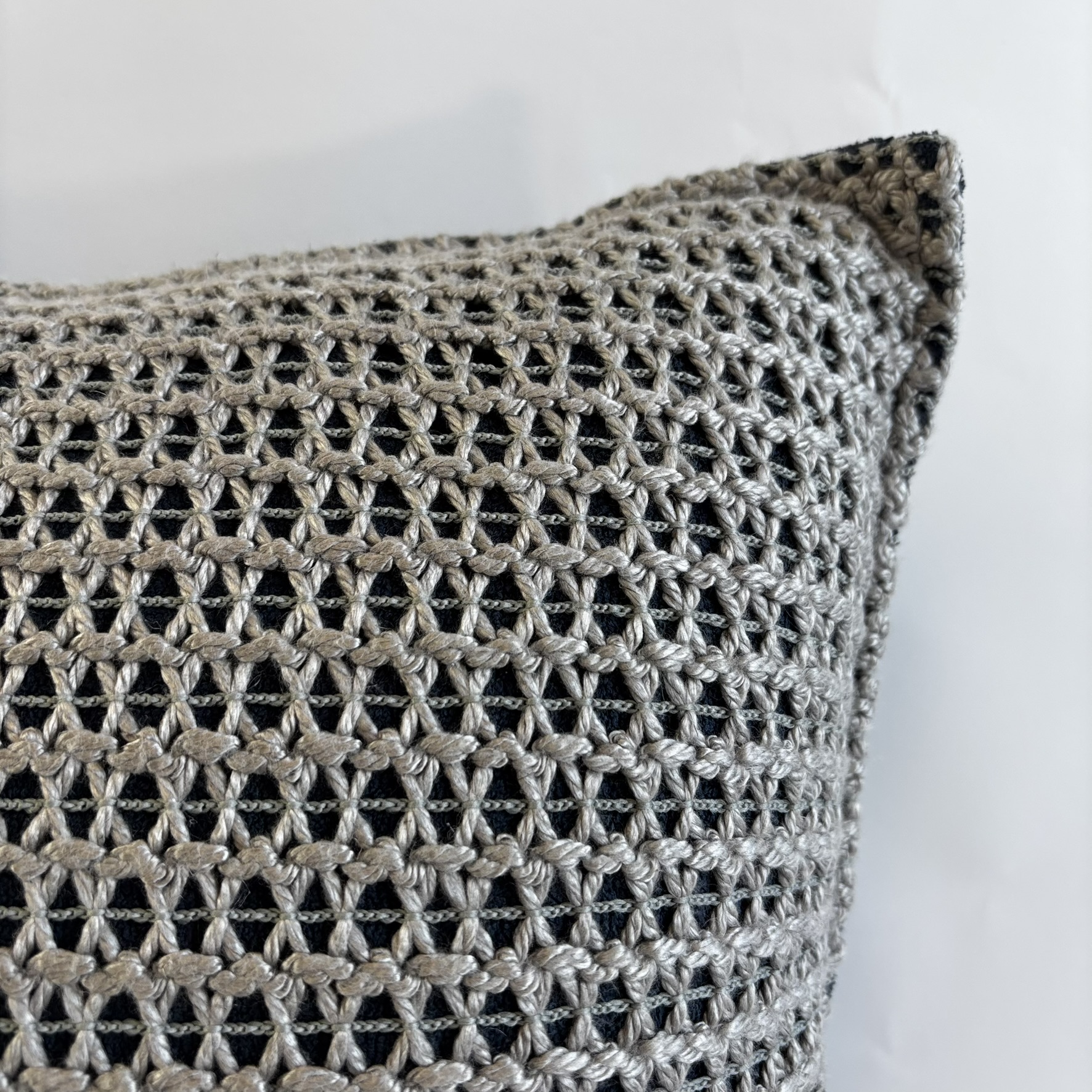 CAPA PARA ALMOFADA 50 X 50 CM CROCHE CRISTAL CINZA COM FUNDO AZUL
