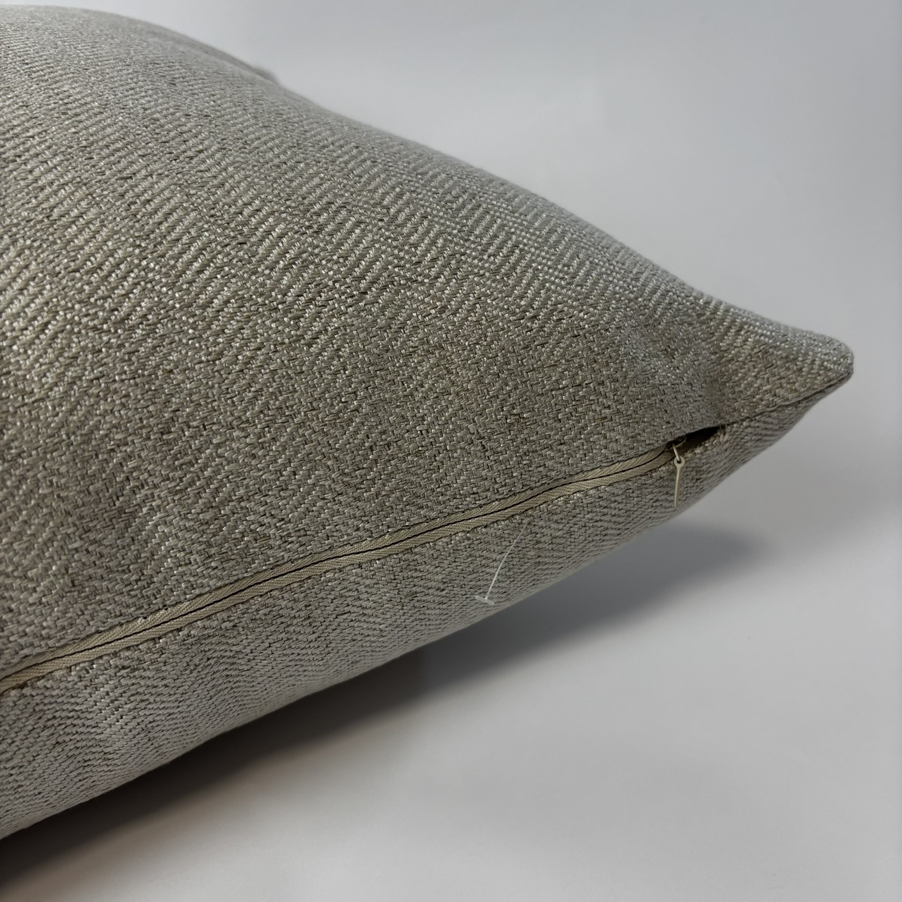 CAPA PARA ALMOFADA 50 X 50 CM  TECIDO CHEVRON BEGE CLARO