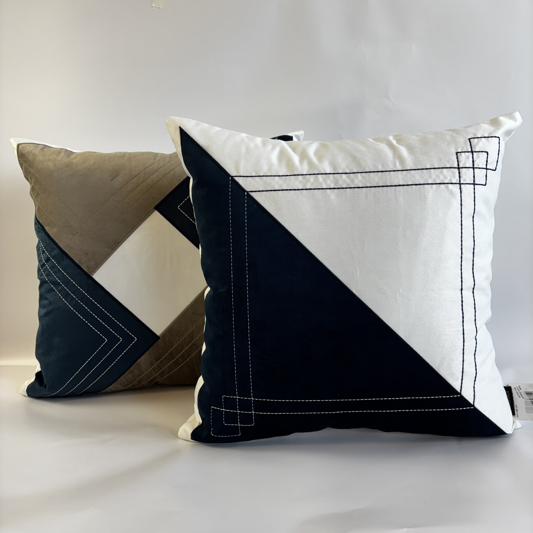 CAPA PARA ALMOFADA 50 X 50 CM SHANTUNG BRANCO COM APLIQUE AZUL MARINHO 