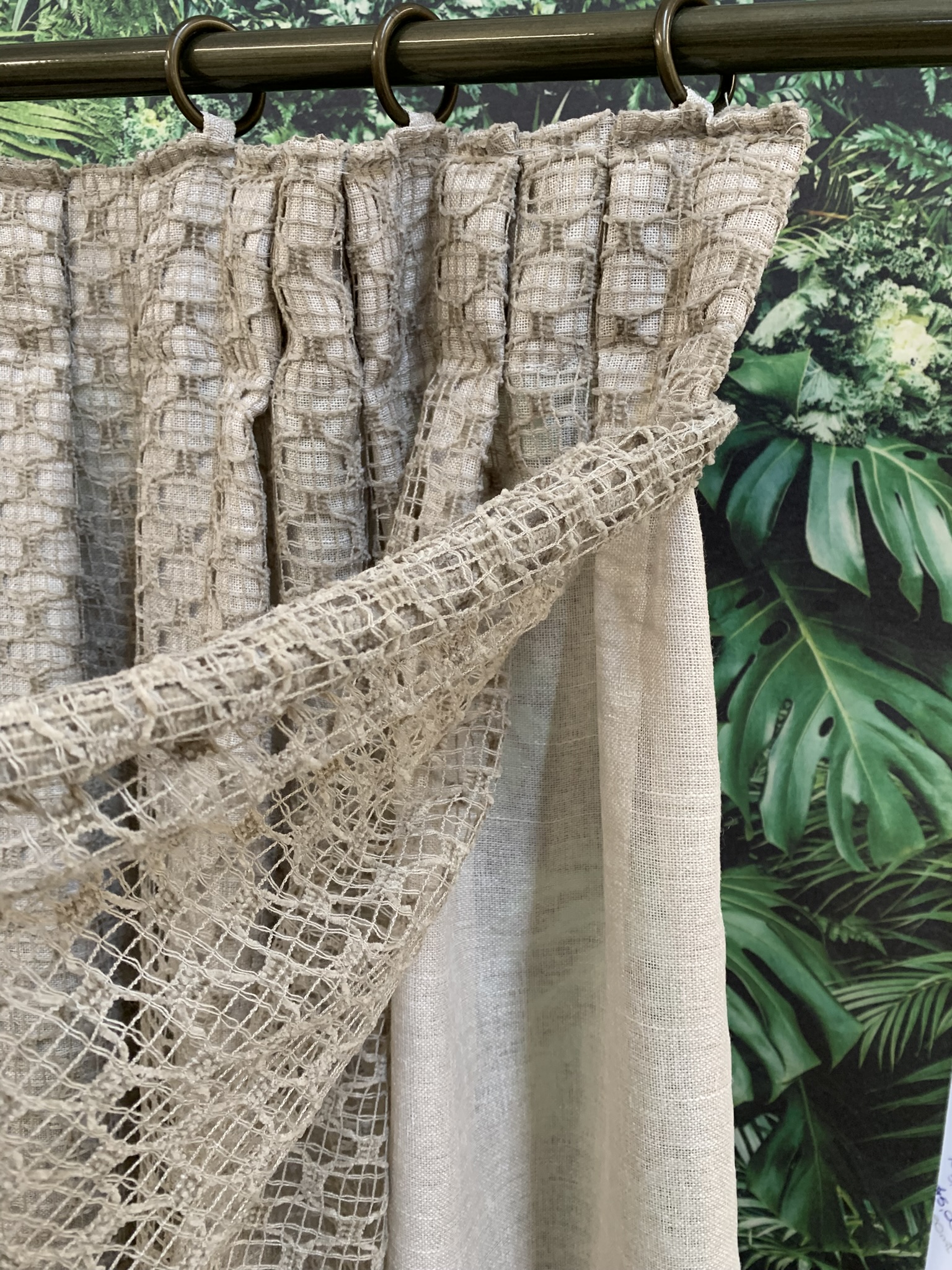 CORTINA NA ARGOLA COM GAZE AREIA E TELA GUIPIR