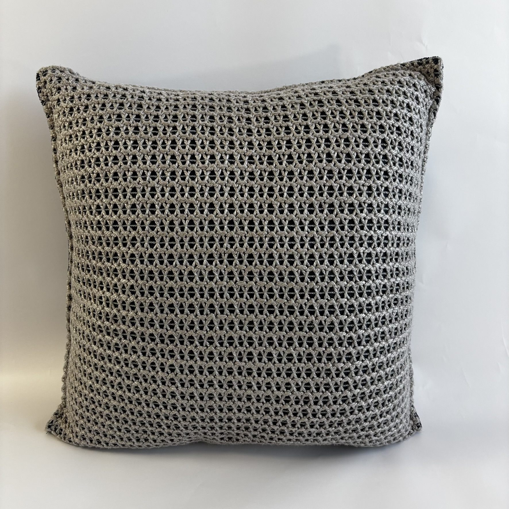 CAPA PARA ALMOFADA 50 X 50 CM CROCHE CRISTAL CINZA COM FUNDO AZUL