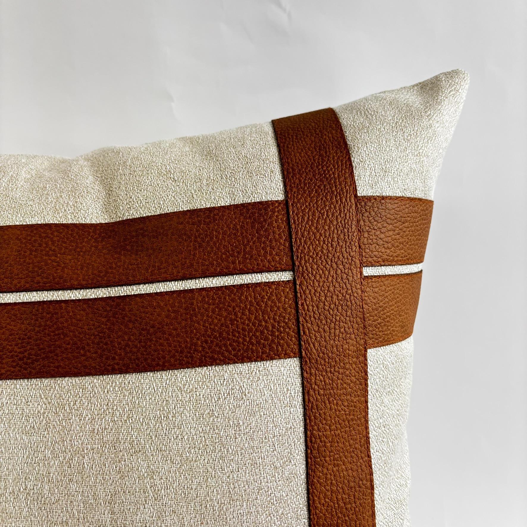 CAPA PARA ALMOFADA 50 X 50 CM  BEGE COM DETALHE EM COURO ECOLOGICO CARAMELO