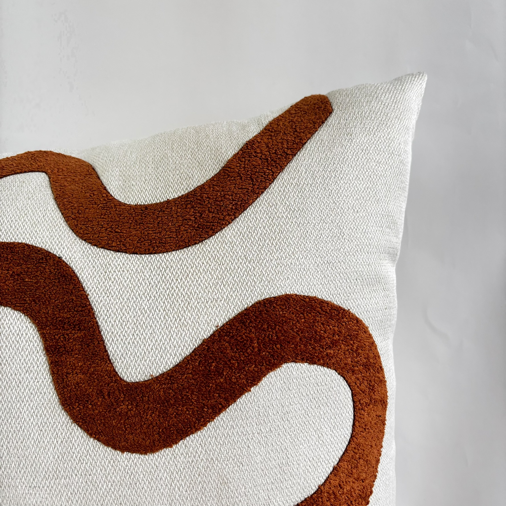 CAPA PARA ALMOFADA 50 X 50 CM BEGE CLARO COM APLIQUE ORGANICO EM BOUCLE TERRACOTA
