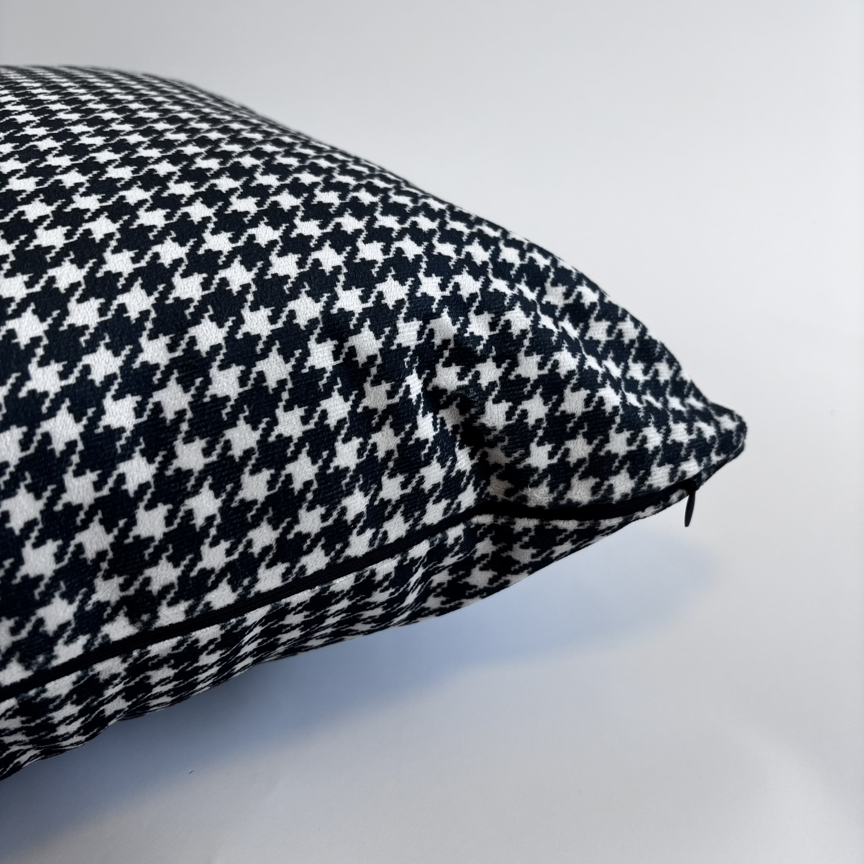 CAPA PARA ALMOFADA 50 x 50 CM VELUDO SUEDE ESTAMPADO PIED POULE PRETO