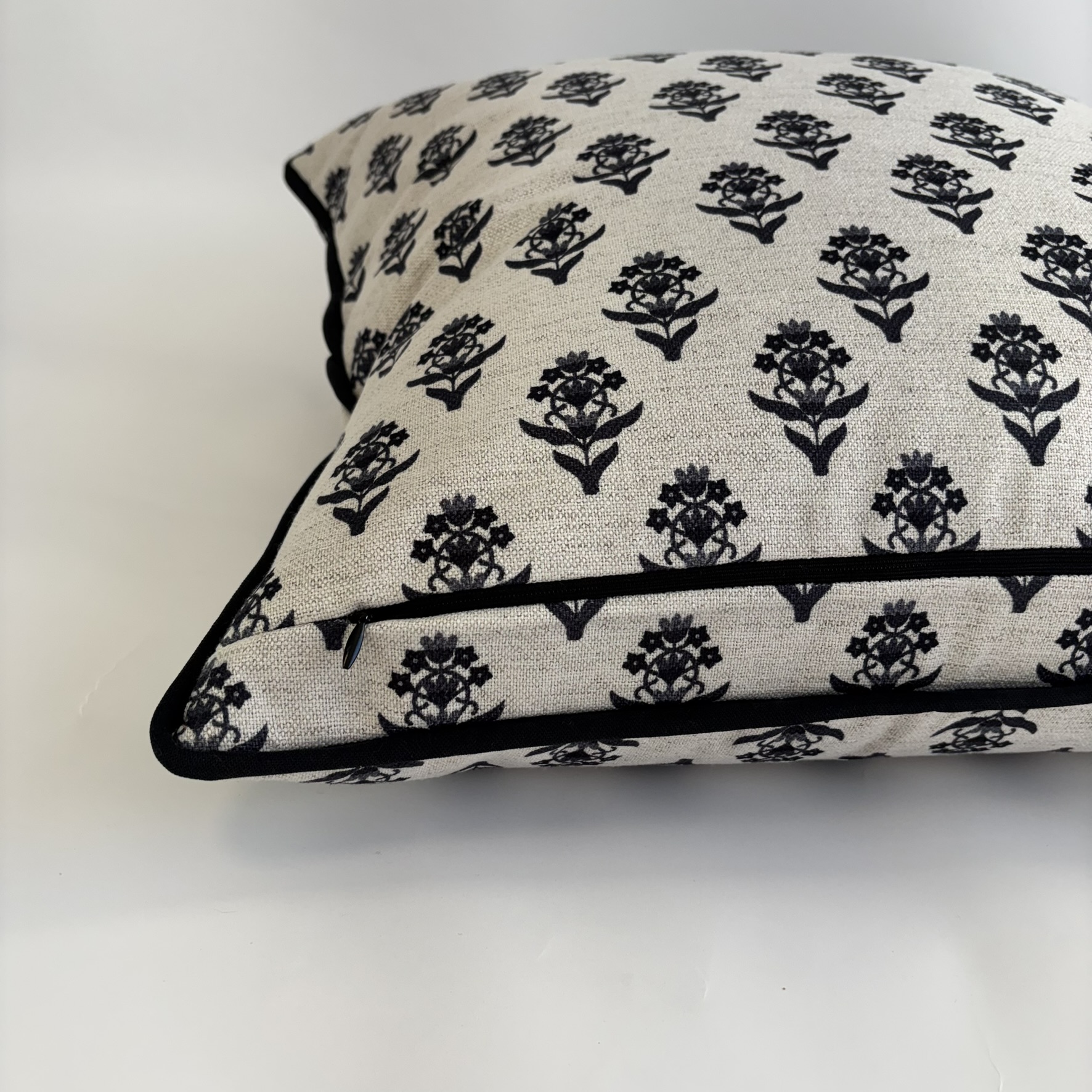CONJUNTO CAPAS DE ALMOFADAS PRETO LISA E ESTAMPA FLOR DE LIS 18