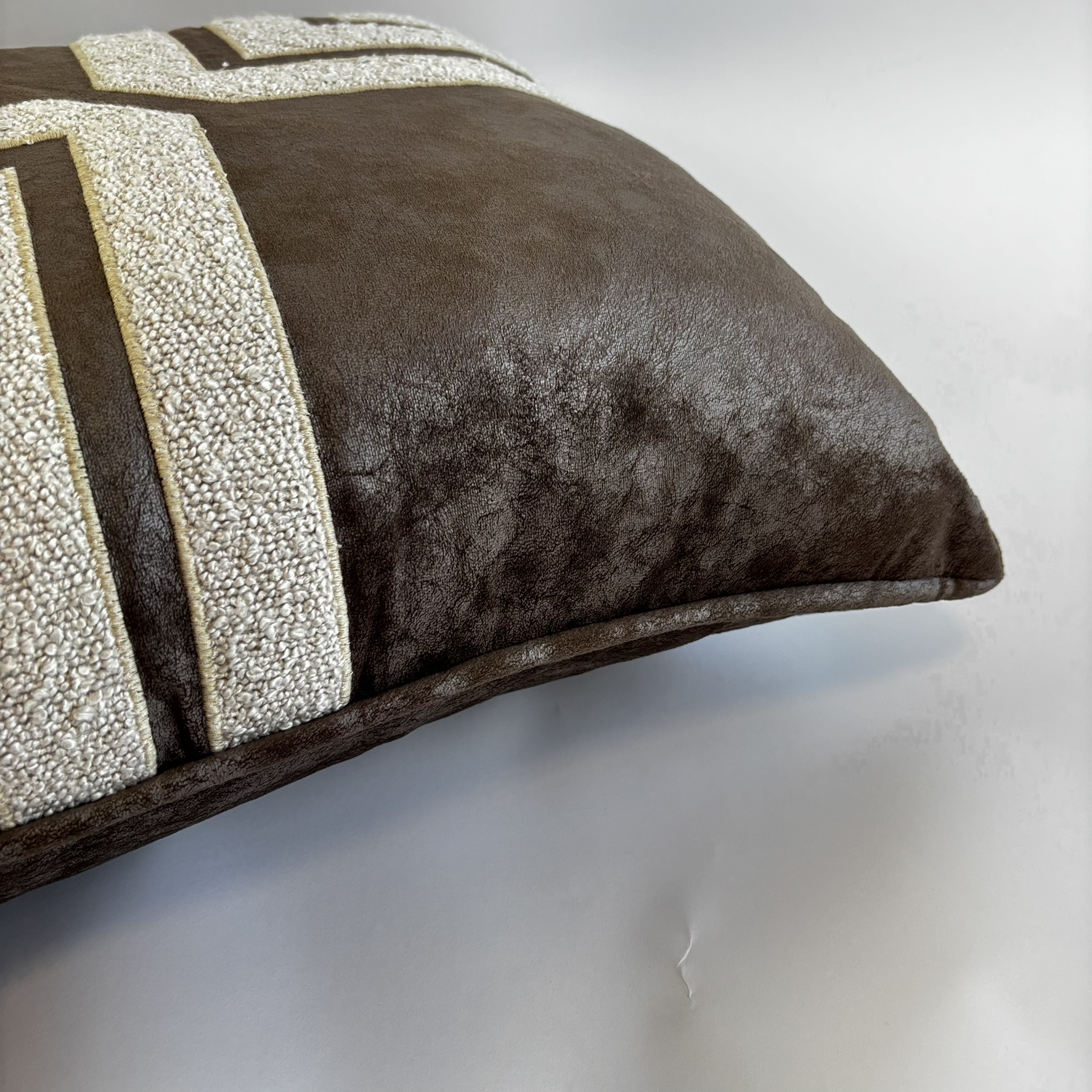 CAPA PARA ALMOFADA 50 X 50 CM  SUEDE MARROM COM APLIQUE