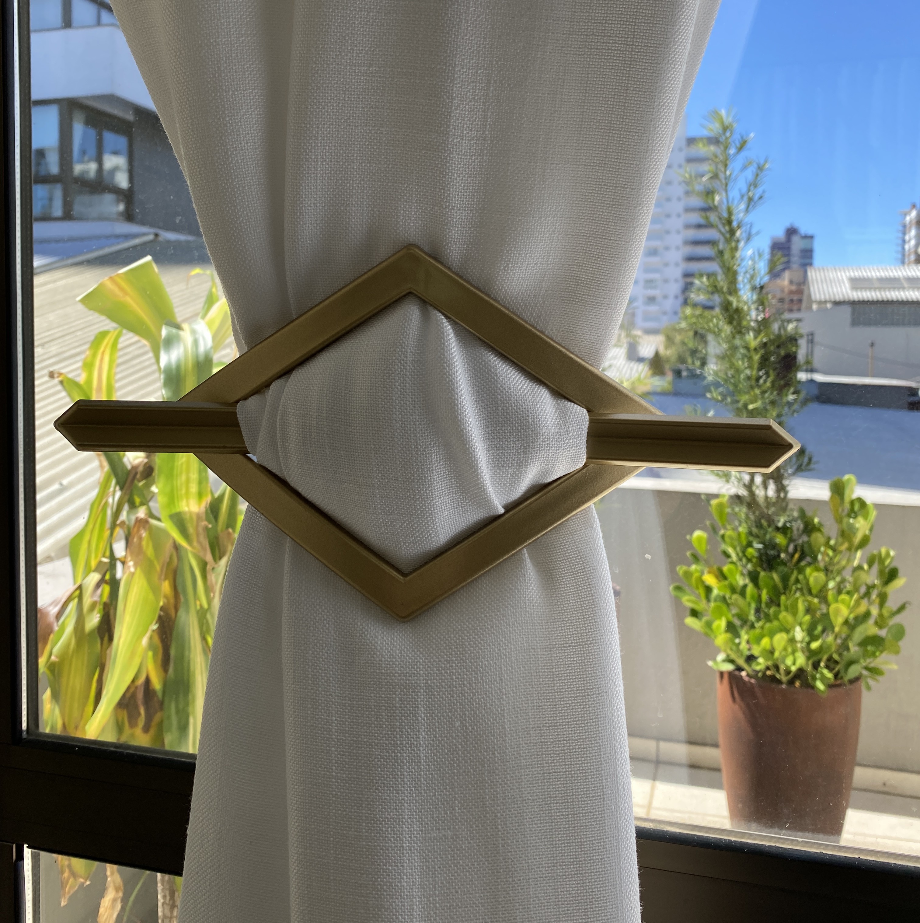 APANHADOR  DE CORTINA PLÁSTICO