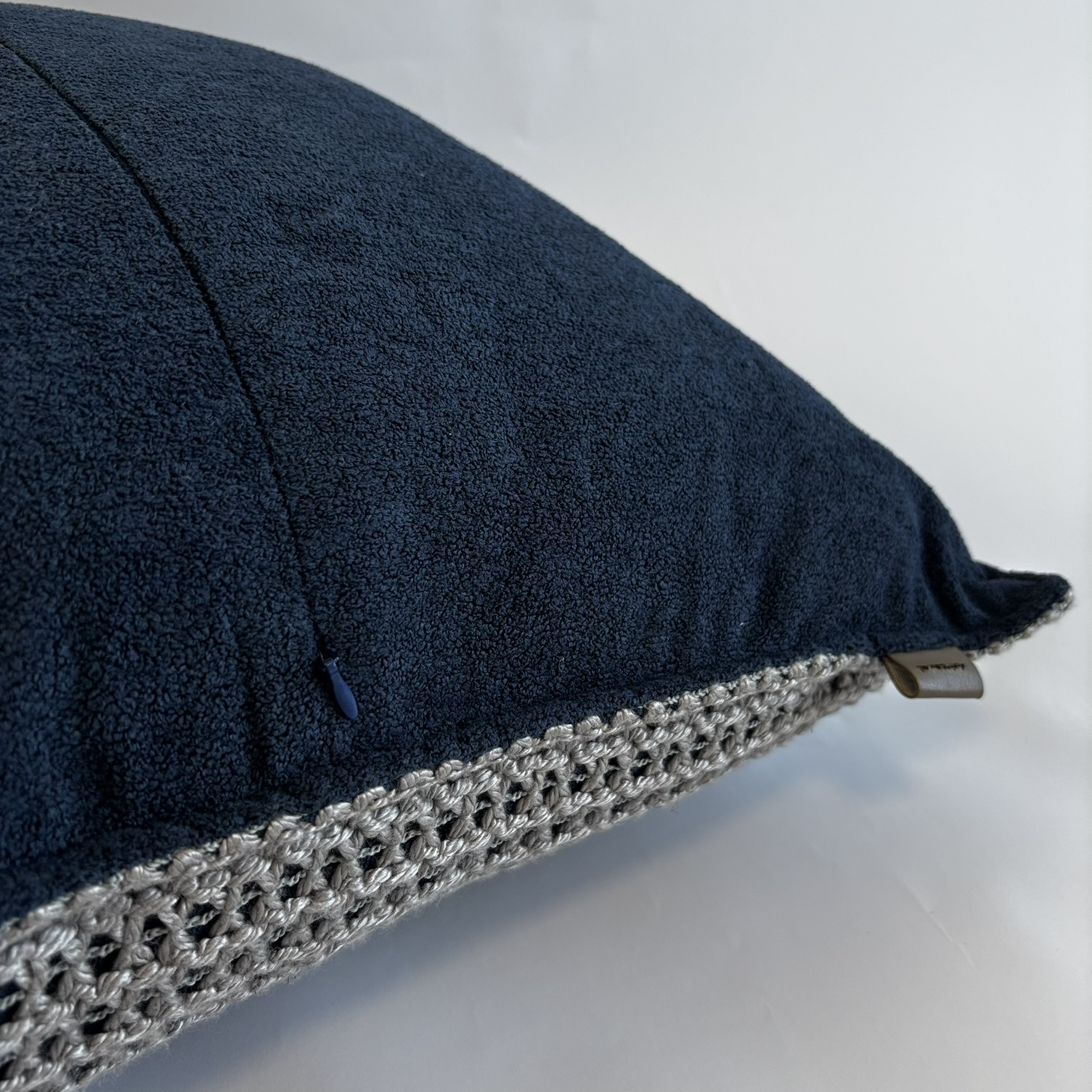 CAPA PARA ALMOFADA 50 X 50 CM CROCHE CRISTAL CINZA COM FUNDO AZUL