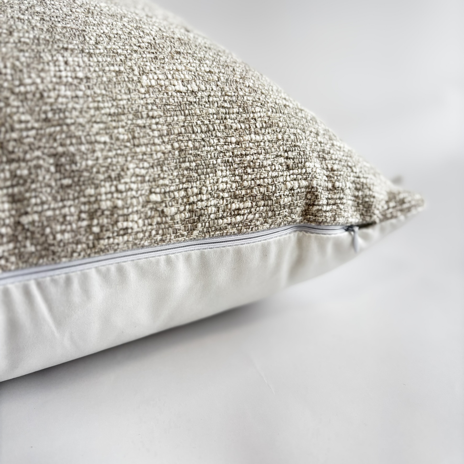 CAPA PARA ALMOFADA 50 X 50 CM SHANTUNG BRANCO COM APLIQUE CARAMELO E GELO