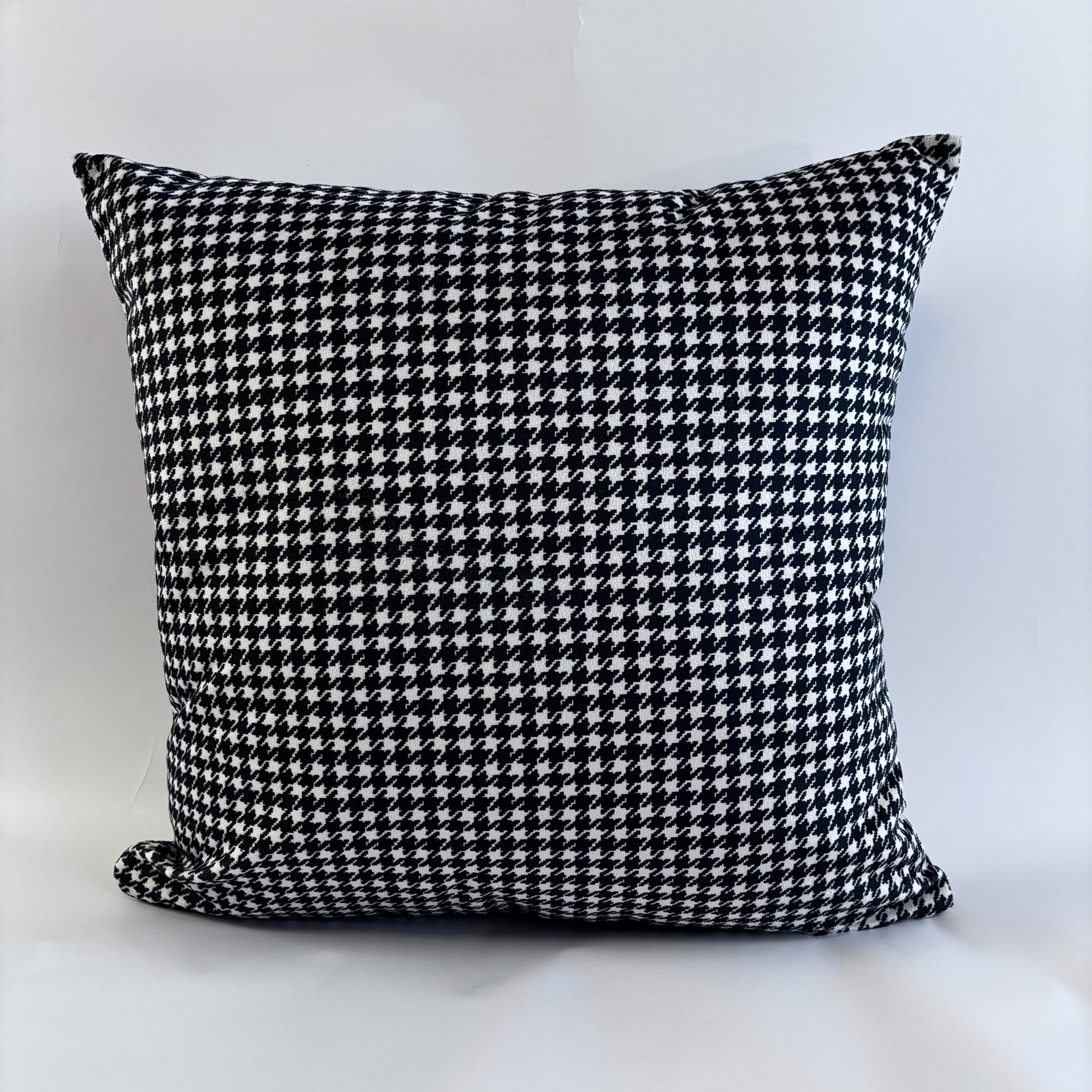 CAPA PARA ALMOFADA 50 x 50 CM VELUDO SUEDE ESTAMPADO PIED POULE PRETO