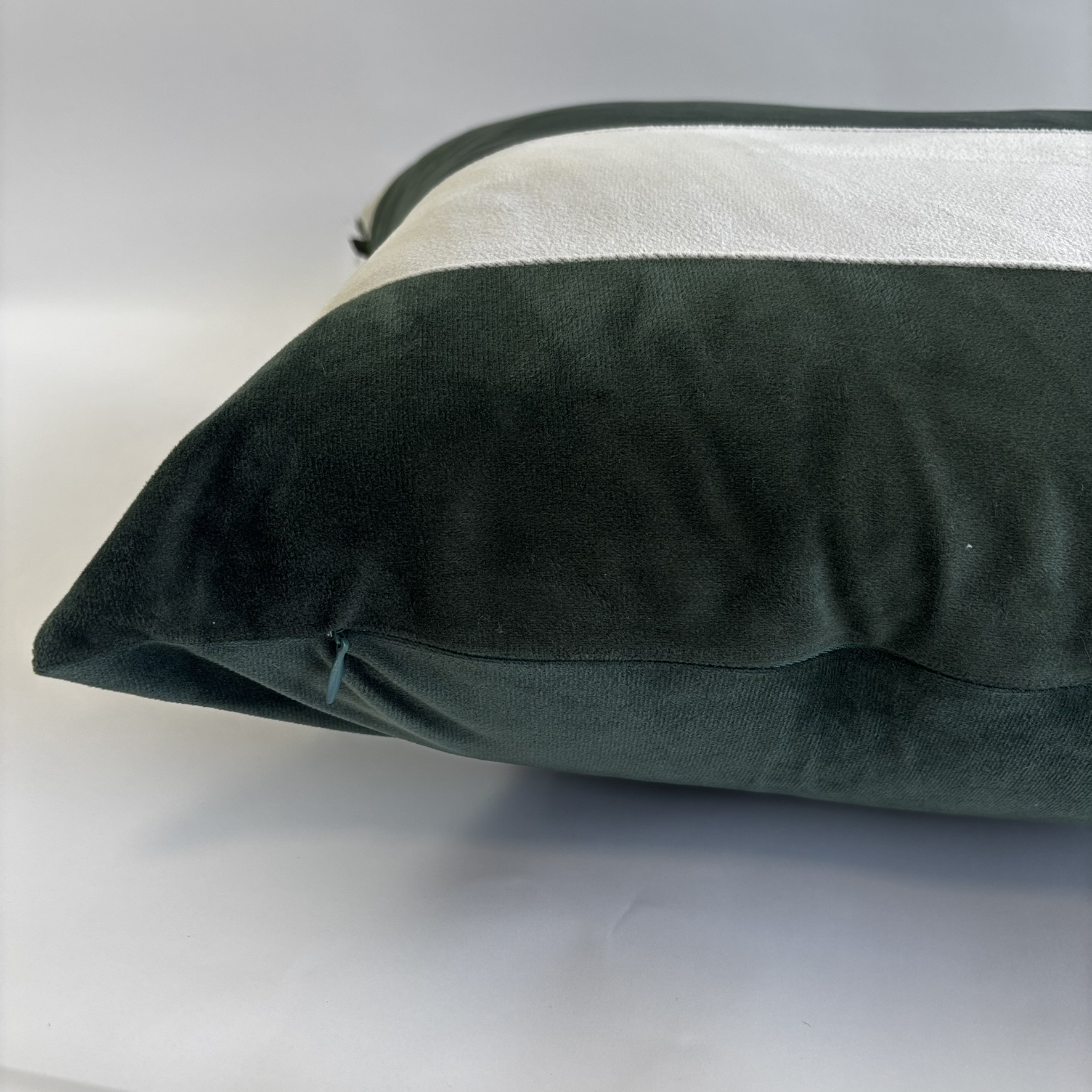 CAPA PARA ALMOFADA 50 X 50 CM  VELUDO SUEDE VERDE MUSGO COM FAIXAS EM VELUDO CRU