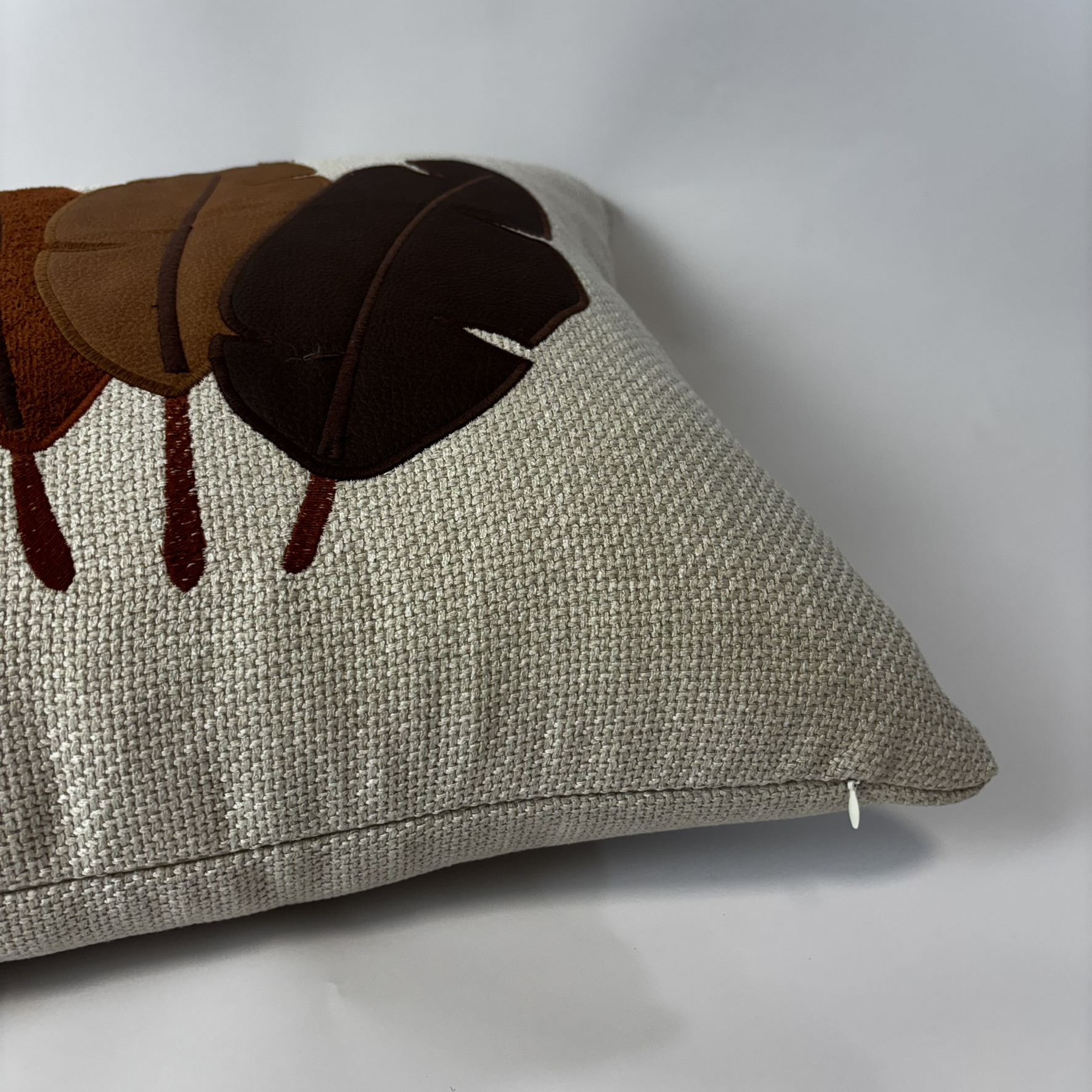 CAPA PARA ALMOFADA 50 X 50 CM  TRAMADO BEGE CLARO COM APLIQUE 3 FOLHAS MARROM