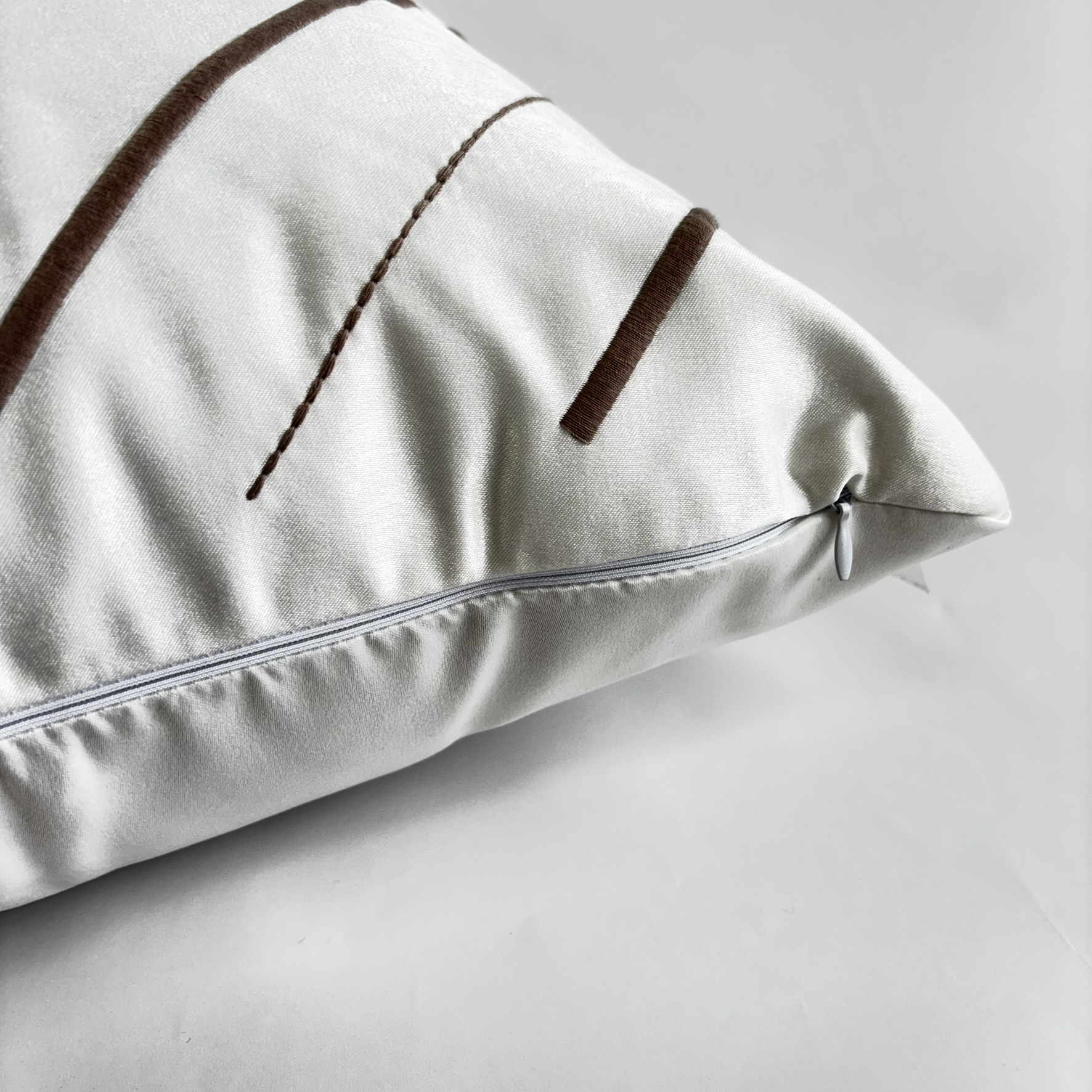 CAPA PARA ALMOFADA 50 X 50 CM SHANTUNG BRANCO COM BORDADO CEREJA E FENDI