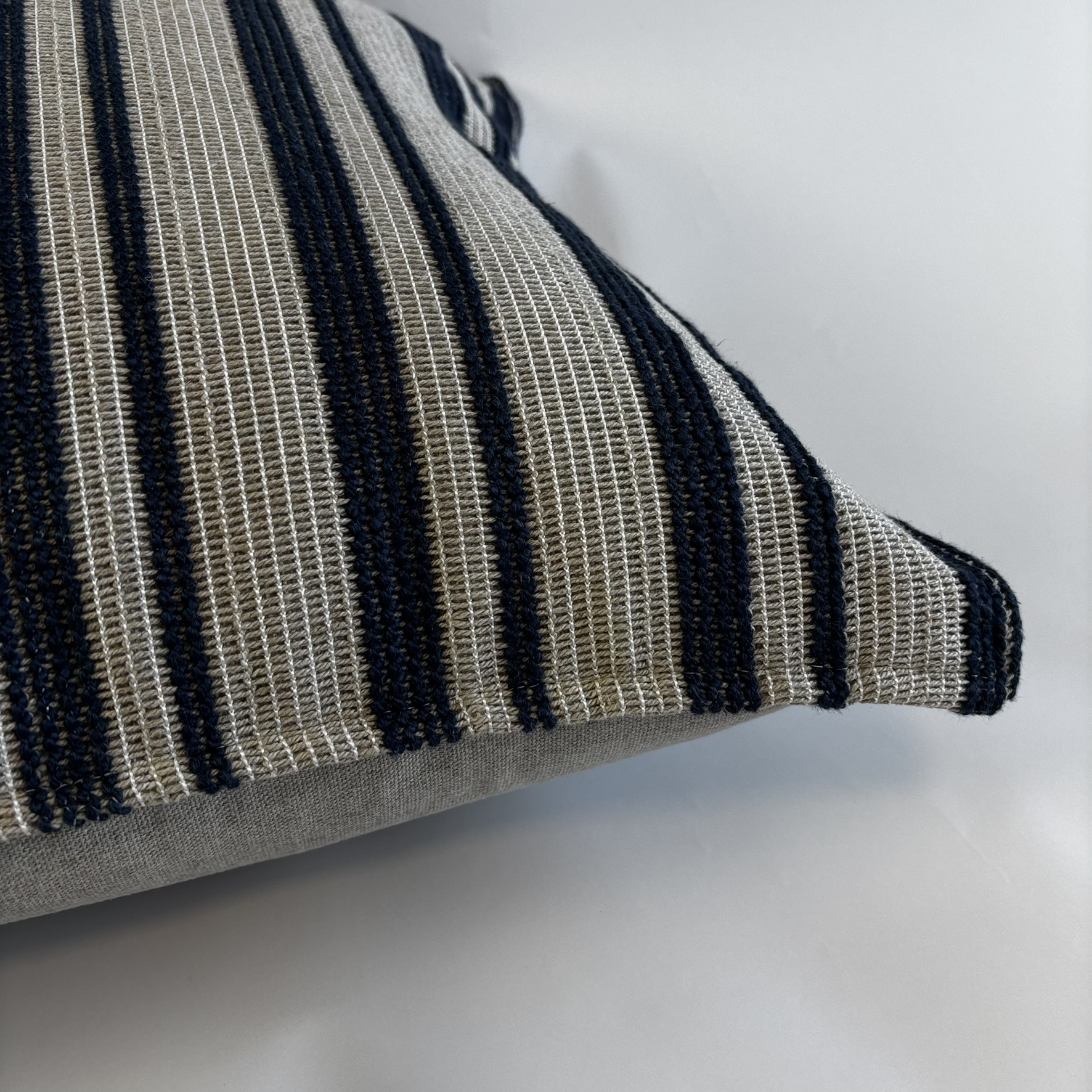 CAPA PARA ALMOFADA 50 X 50 CM CROCHE LISTRA BEGE E AZUL