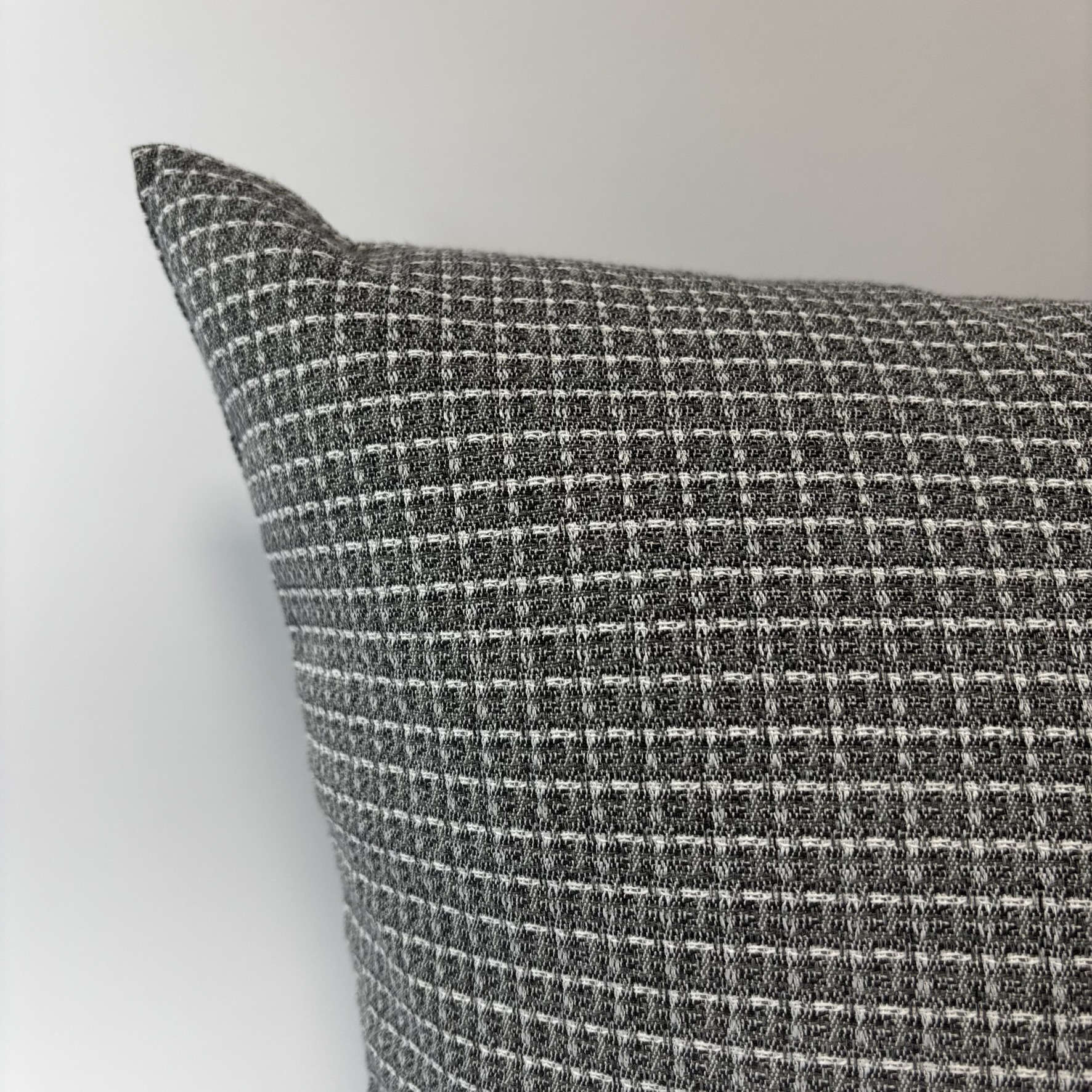 CAPA PARA ALMOFADA 50 X 50 CM  TECIDO CINZA QUADRICULADO MARFIM