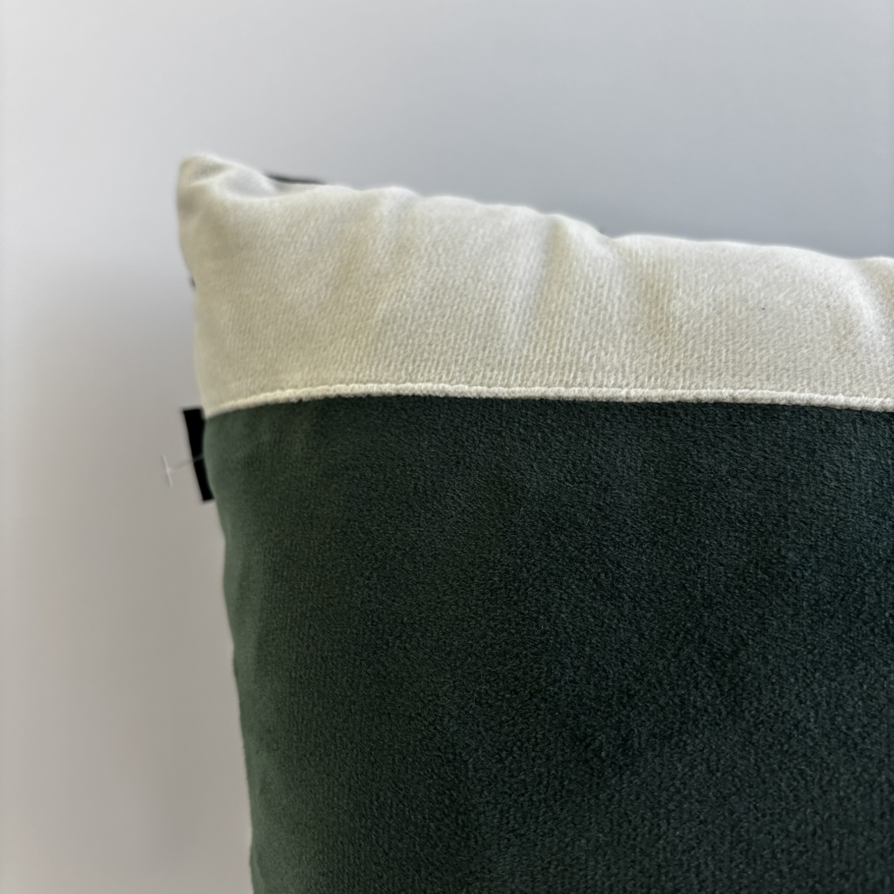 CAPA PARA ALMOFADA 50 X 50 CM  VELUDO SUEDE VERDE MUSGO COM FAIXAS EM VELUDO CRU