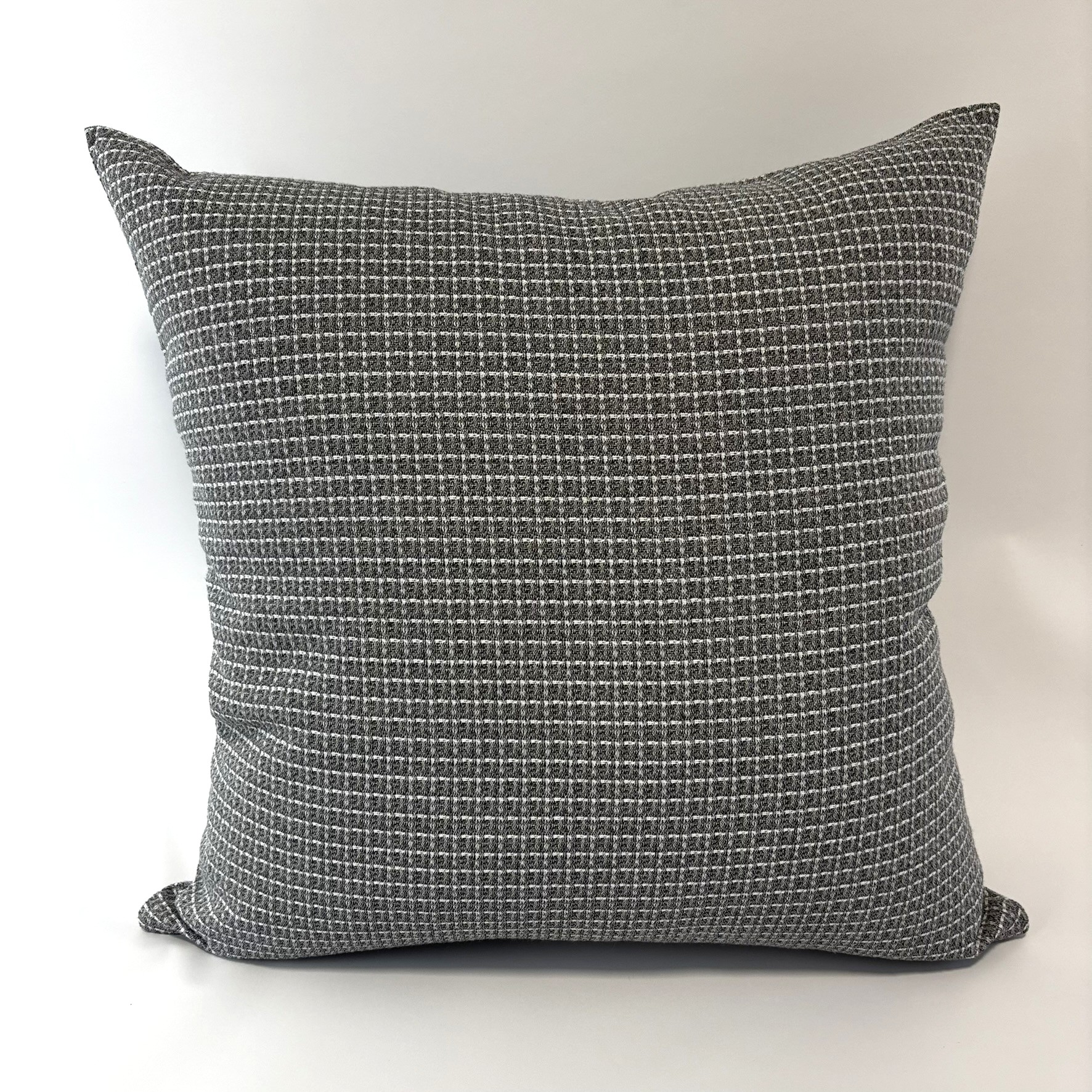 CAPA PARA ALMOFADA 50 X 50 CM  TECIDO CINZA QUADRICULADO MARFIM