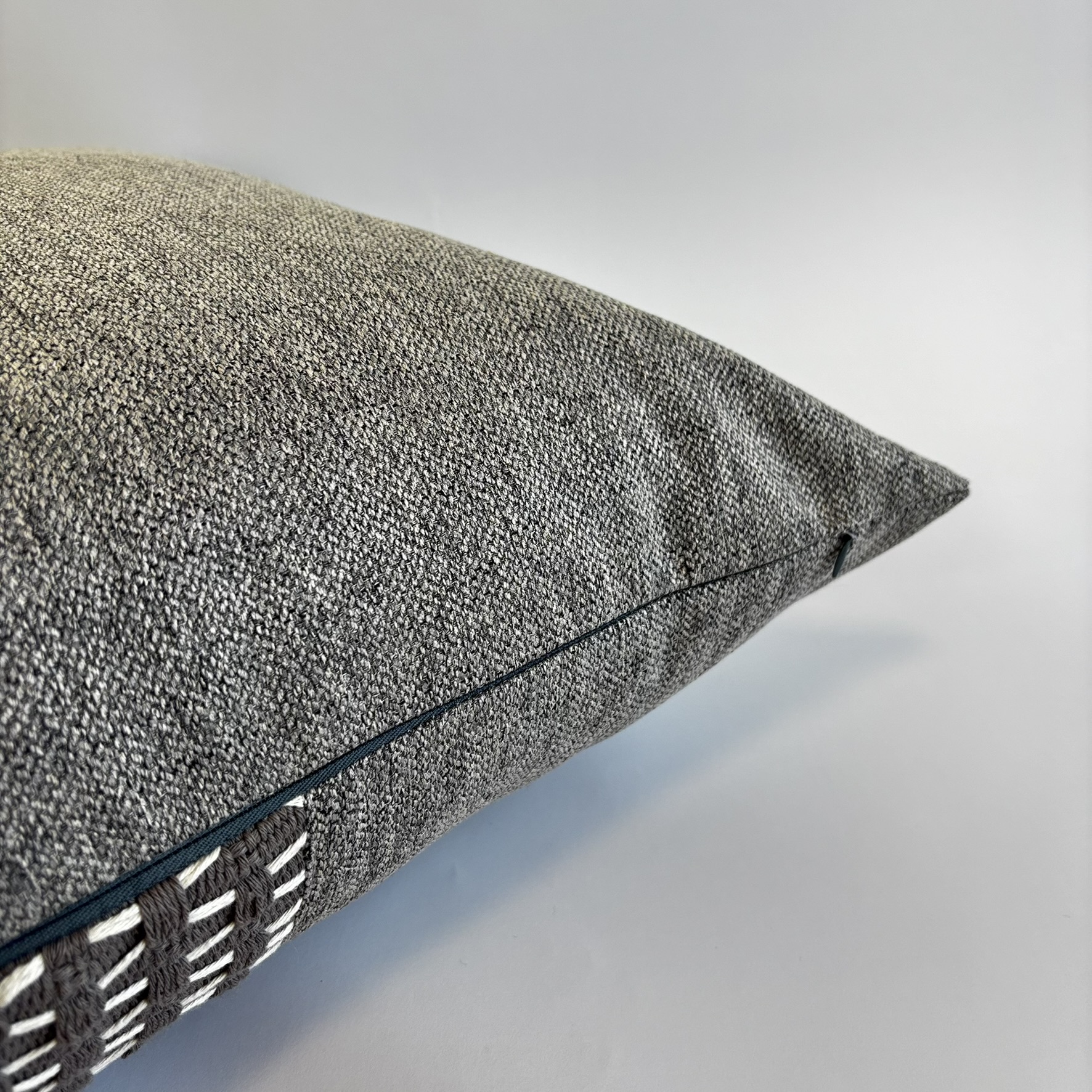 CAPA PARA ALMOFADA 50 X 50 CM LINHO CINZA COM DETALHE TRAMADO