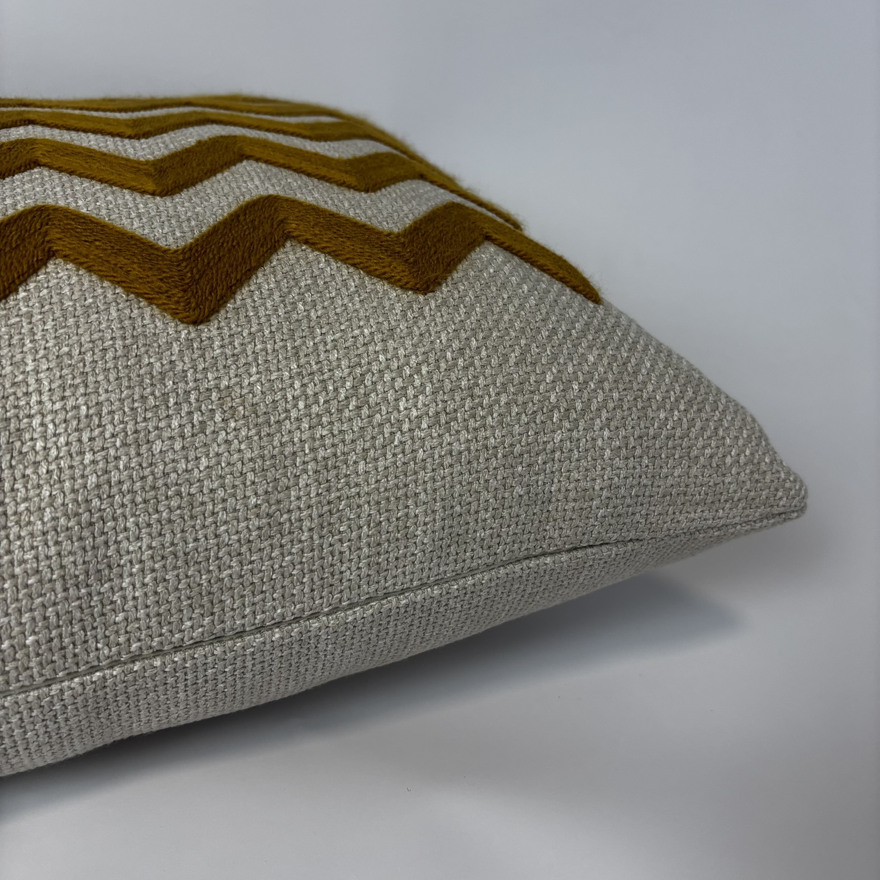 CAPA PARA ALMOFADA 50 X 50 CM  TRAMADO BEGE CLARO COM BORDADO AMARELO