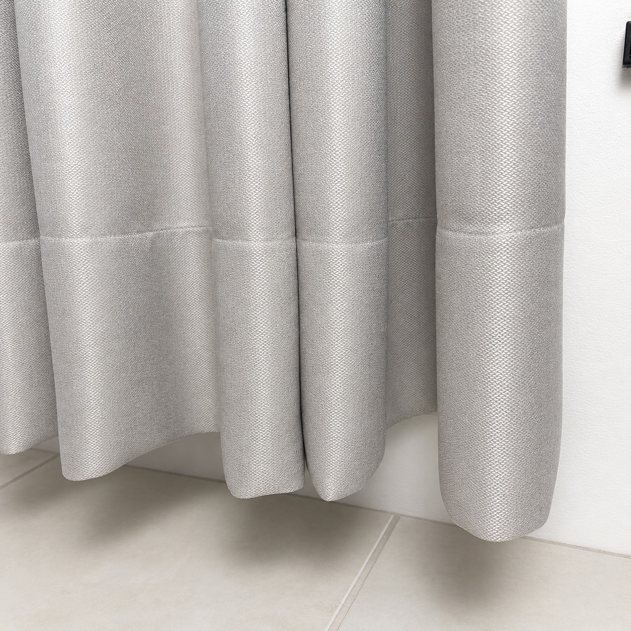 CORTINA DE ARGOLA COM TECIDO DE BLACKOUT TEXTURIZADO 