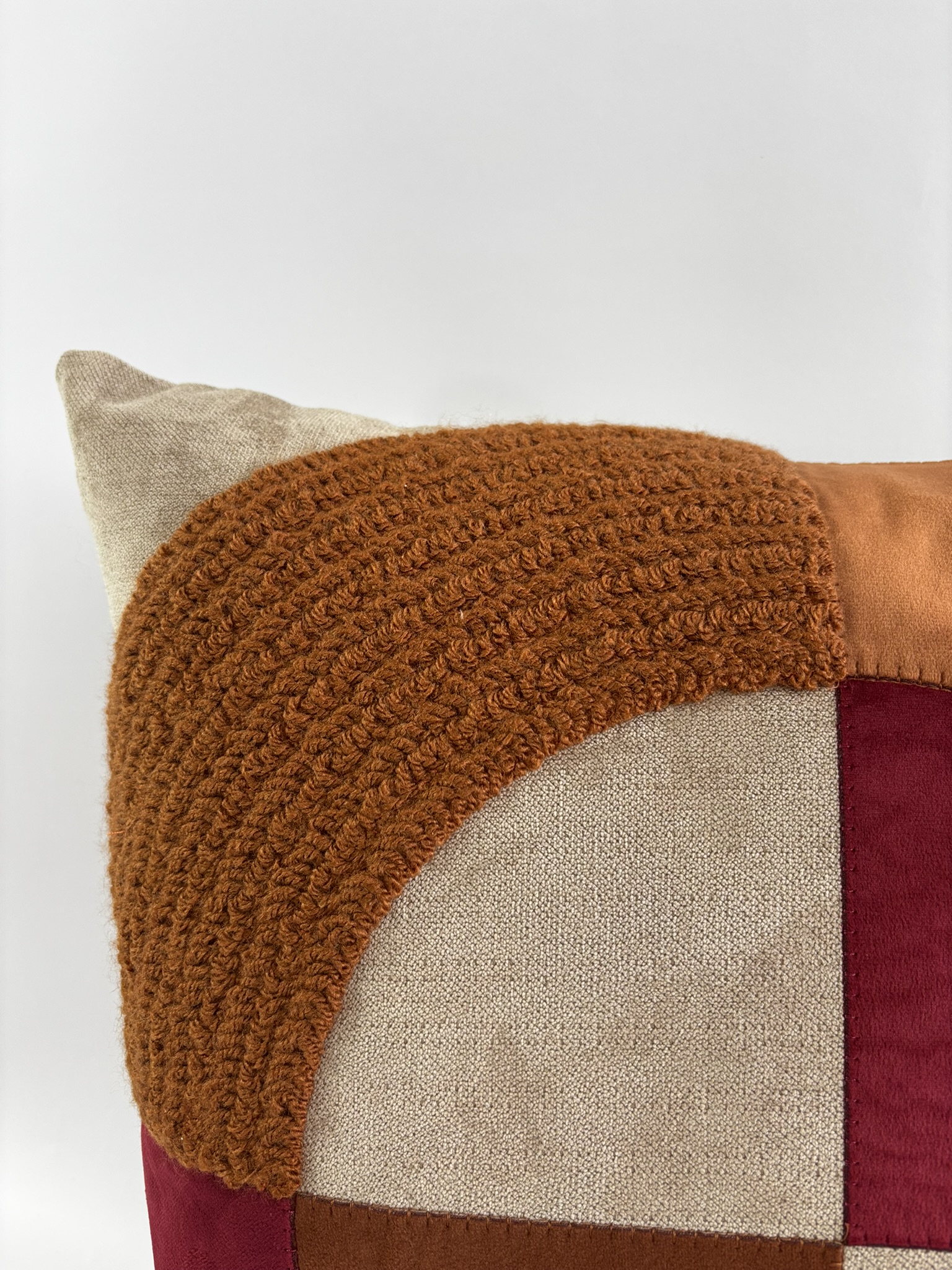 CAPA PARA ALMOFADA 50 X 50 CM  ESTONADA BEGE COM APLIQUE CARAMELO E CEREJA