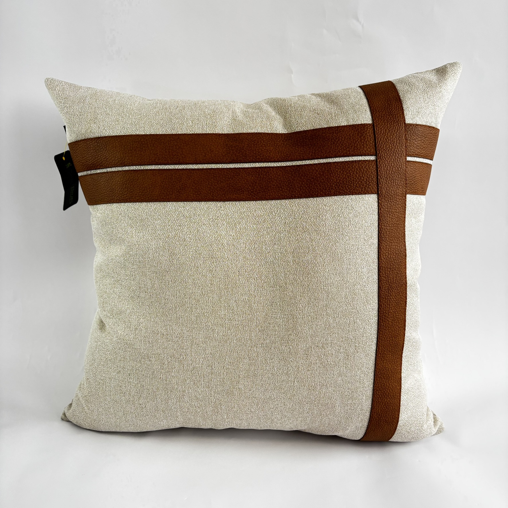 CAPA PARA ALMOFADA 50 X 50 CM  BEGE COM DETALHE EM COURO ECOLOGICO CARAMELO