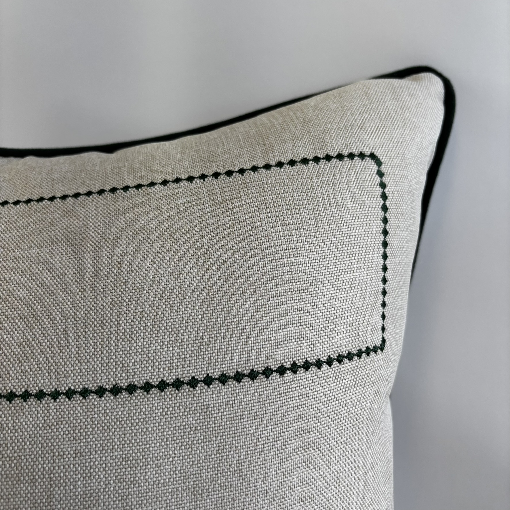 CAPA PARA ALMOFADA 50 X 50 CM  LINHO BEGE COM APLIQUE VERDE